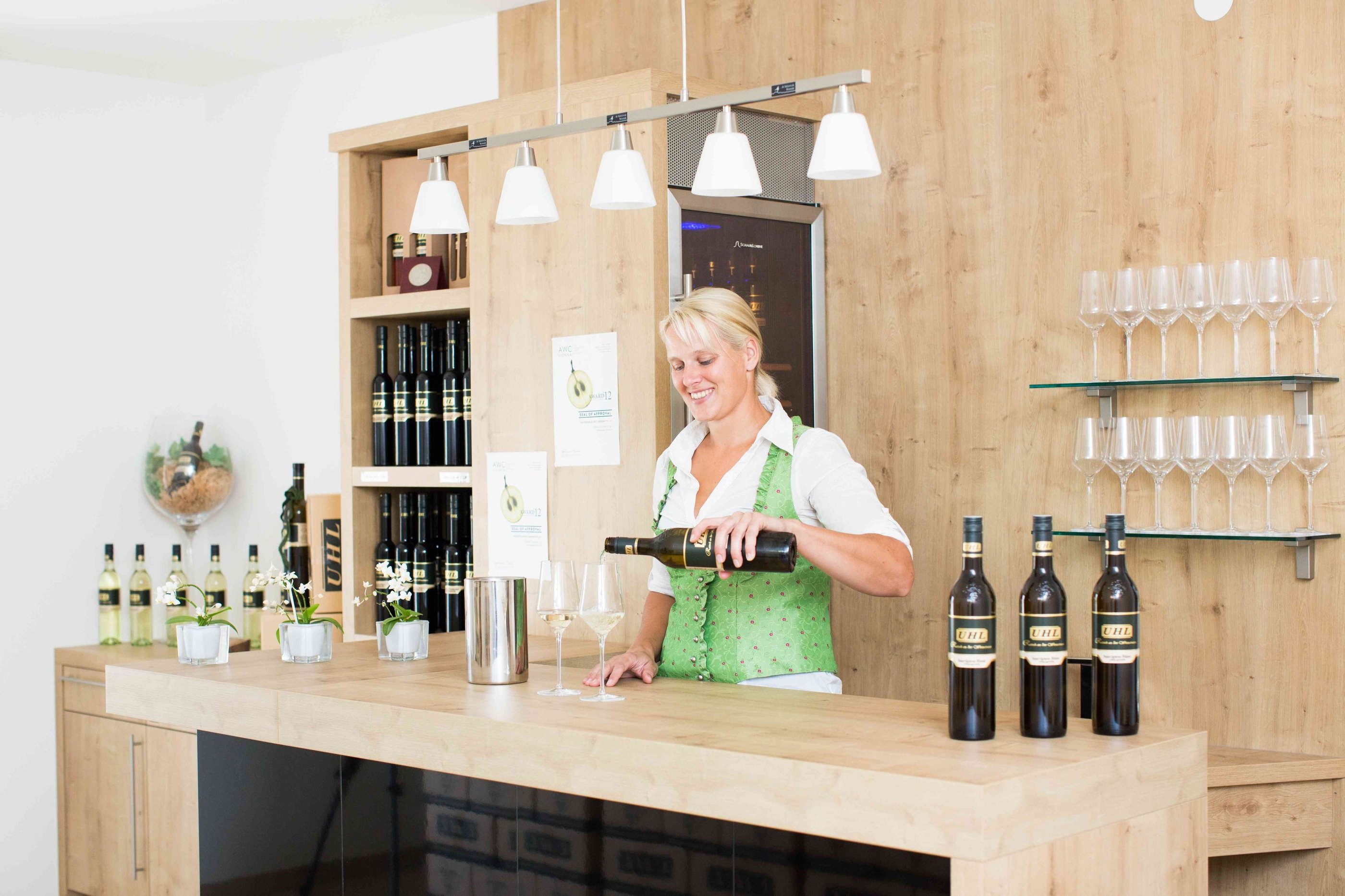 Frau die Wein einschenkt