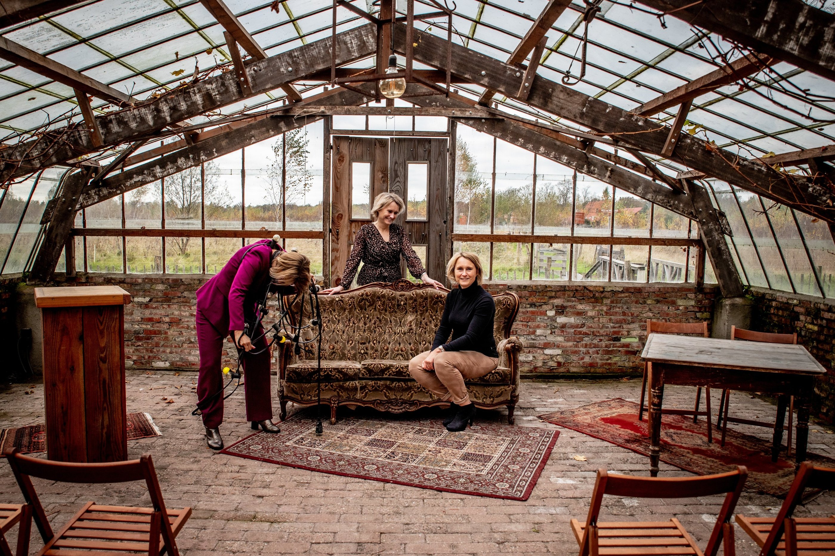 Portret van Esther van Wageningen, stressfysioloog en oprichter van Rheset, op de homepagina van haar website over stressfysi