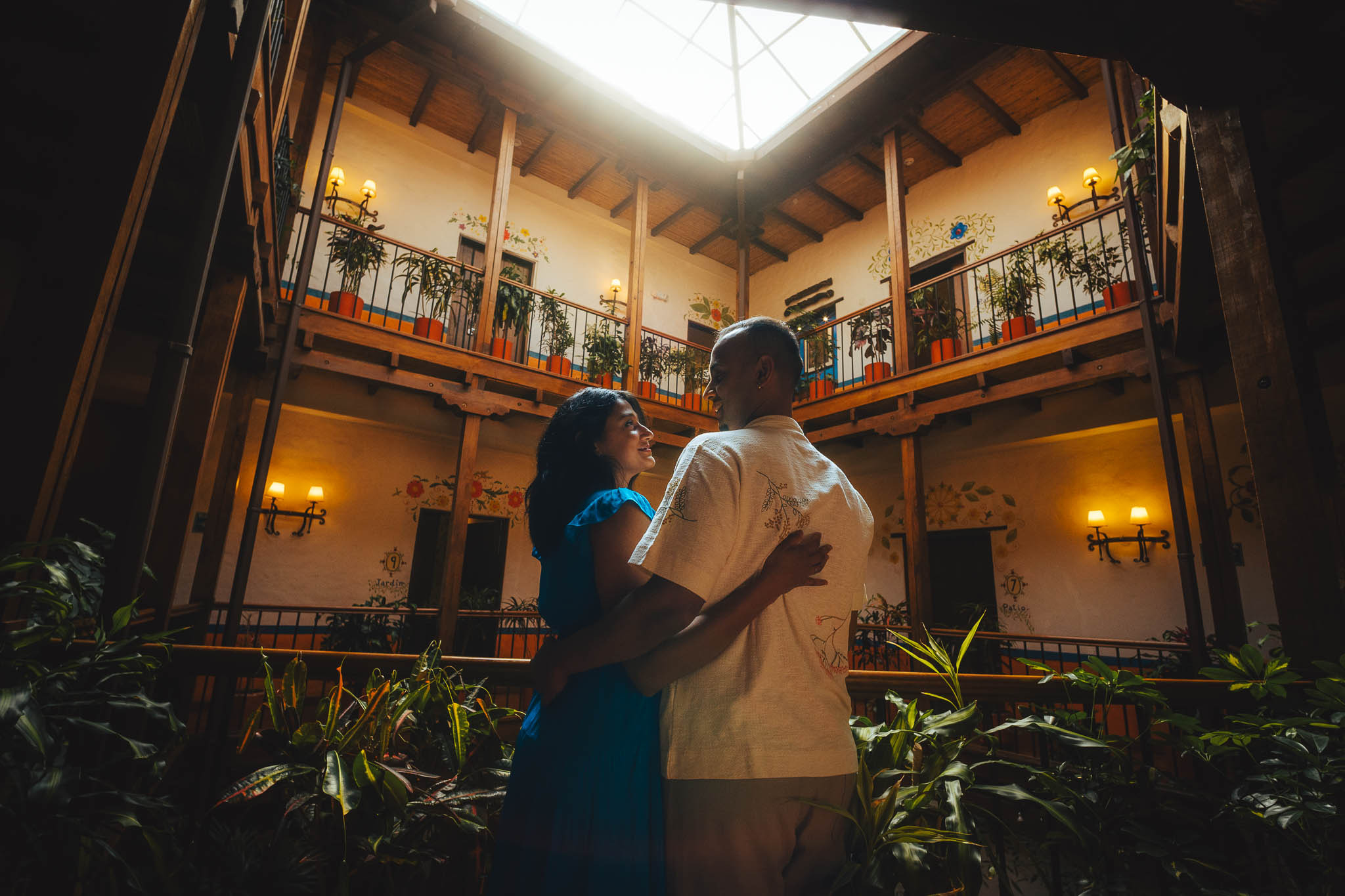 Fotografía turística profesional en Quito, retrato romántico en hotel de la ronda de Quito