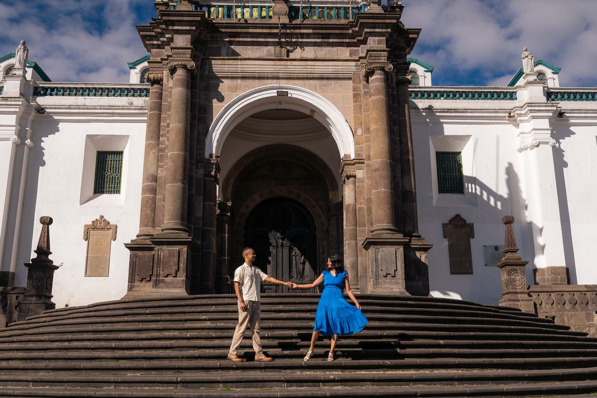 Fotografía turística profesional en Quito, retrato romántico tomados de la mano en catedral en centro histórico
