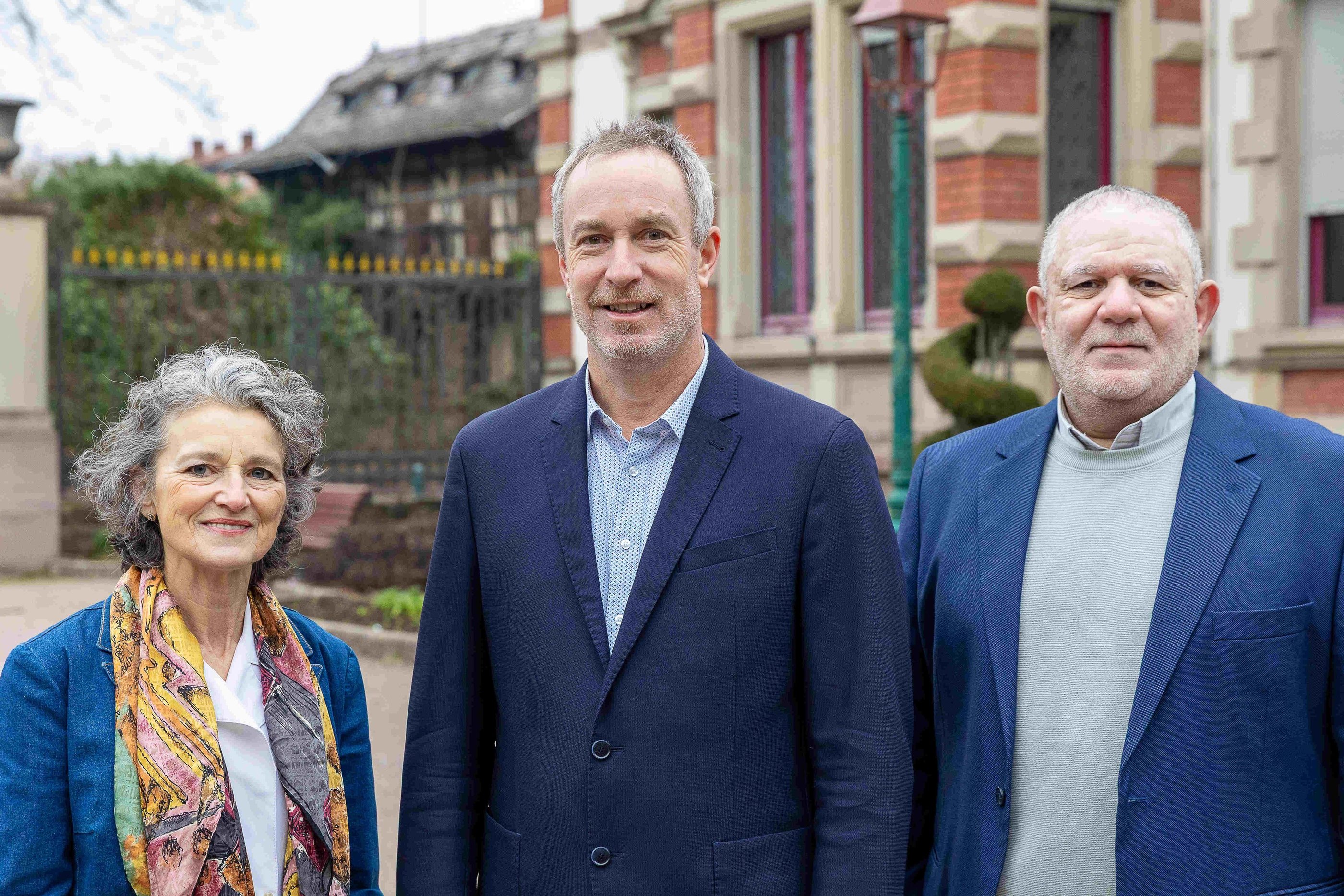 Geste de solidarité entre habitants illustrant le lien social et l’entraide à Schiltigheim