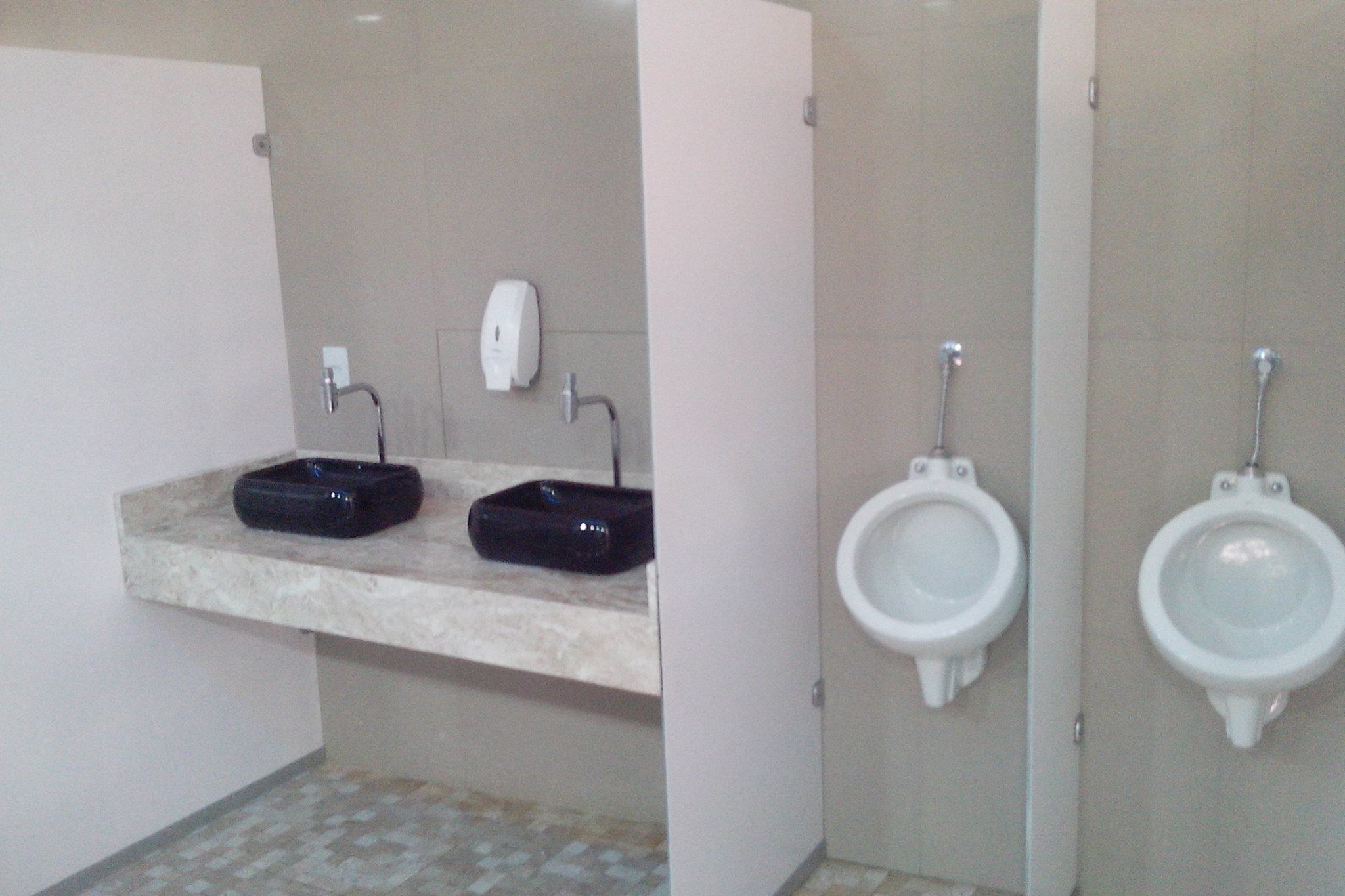 Banheiros no clube Aqua em cidade Ocidentaal