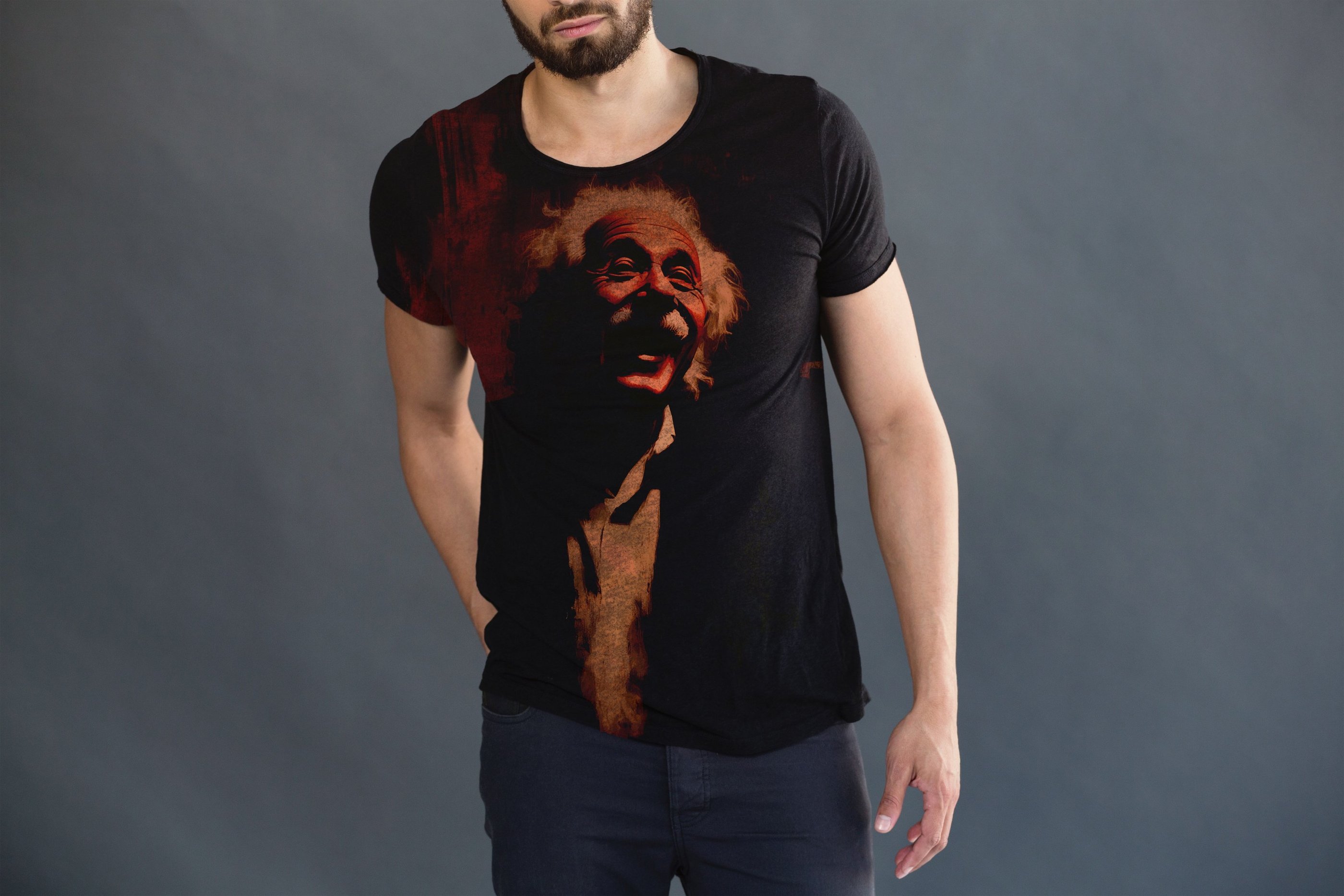 un homme porte un tee shirt noir avec un visuel de Einstein sur la face avant