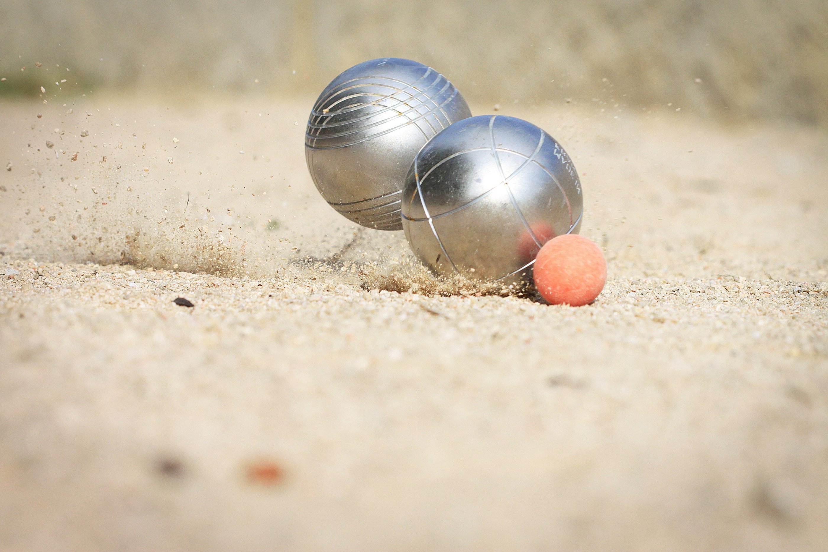 2 boules de pétanque qui font un carreau