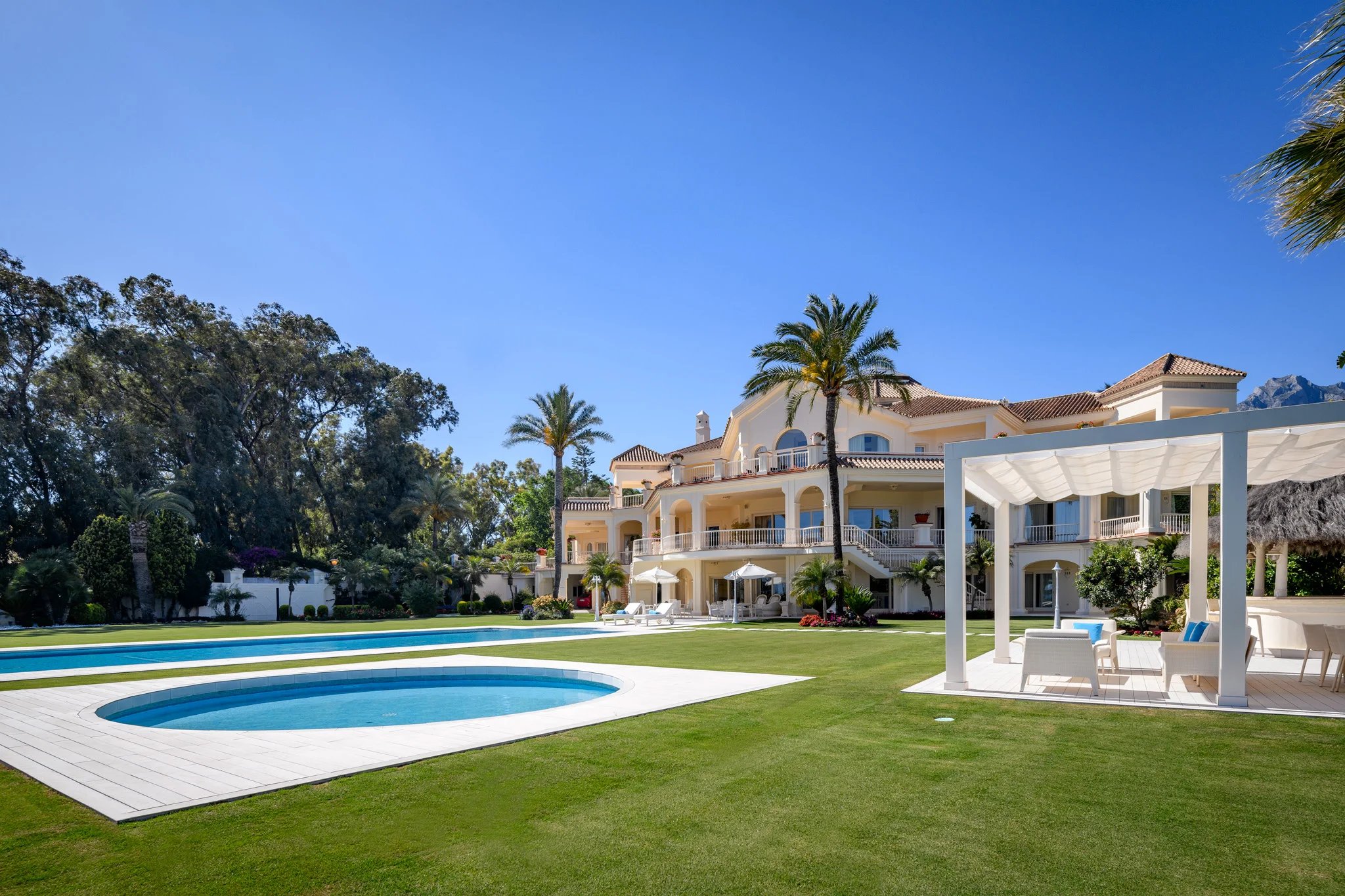 Beachfront villa with gardens in Marbella