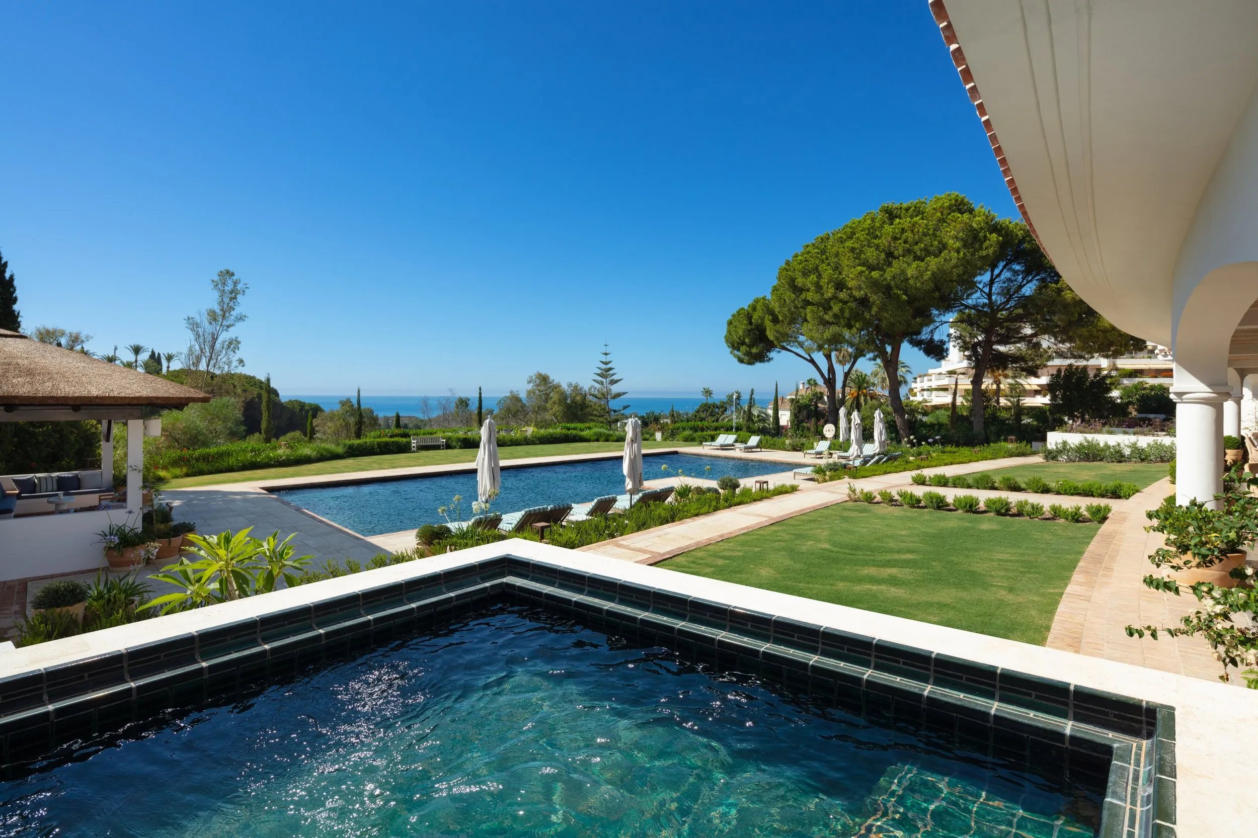 Infinity jacuzzi at Villa La Gratitud with sea-facing garden views
