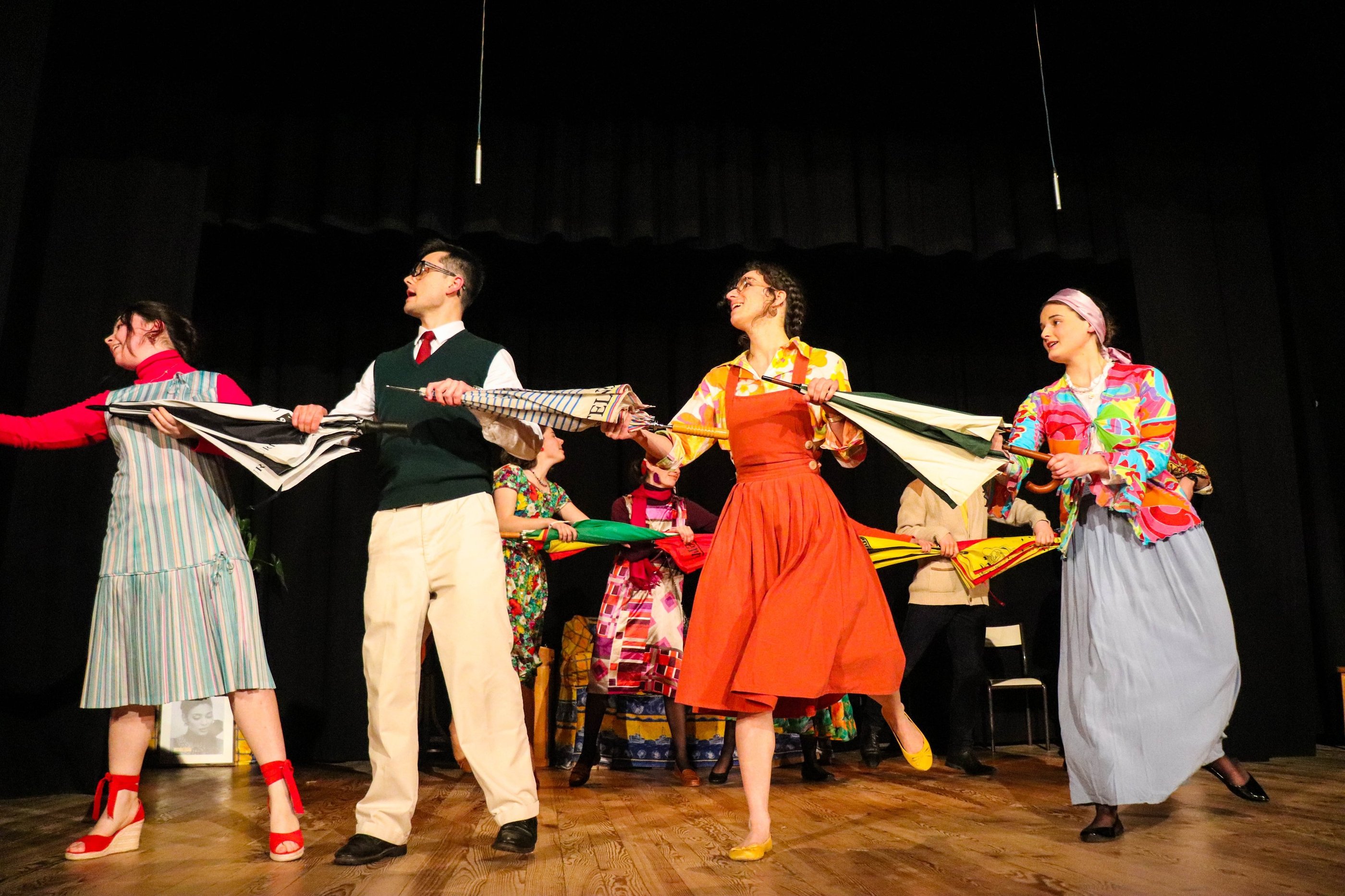danse sur scène avec des parapluies