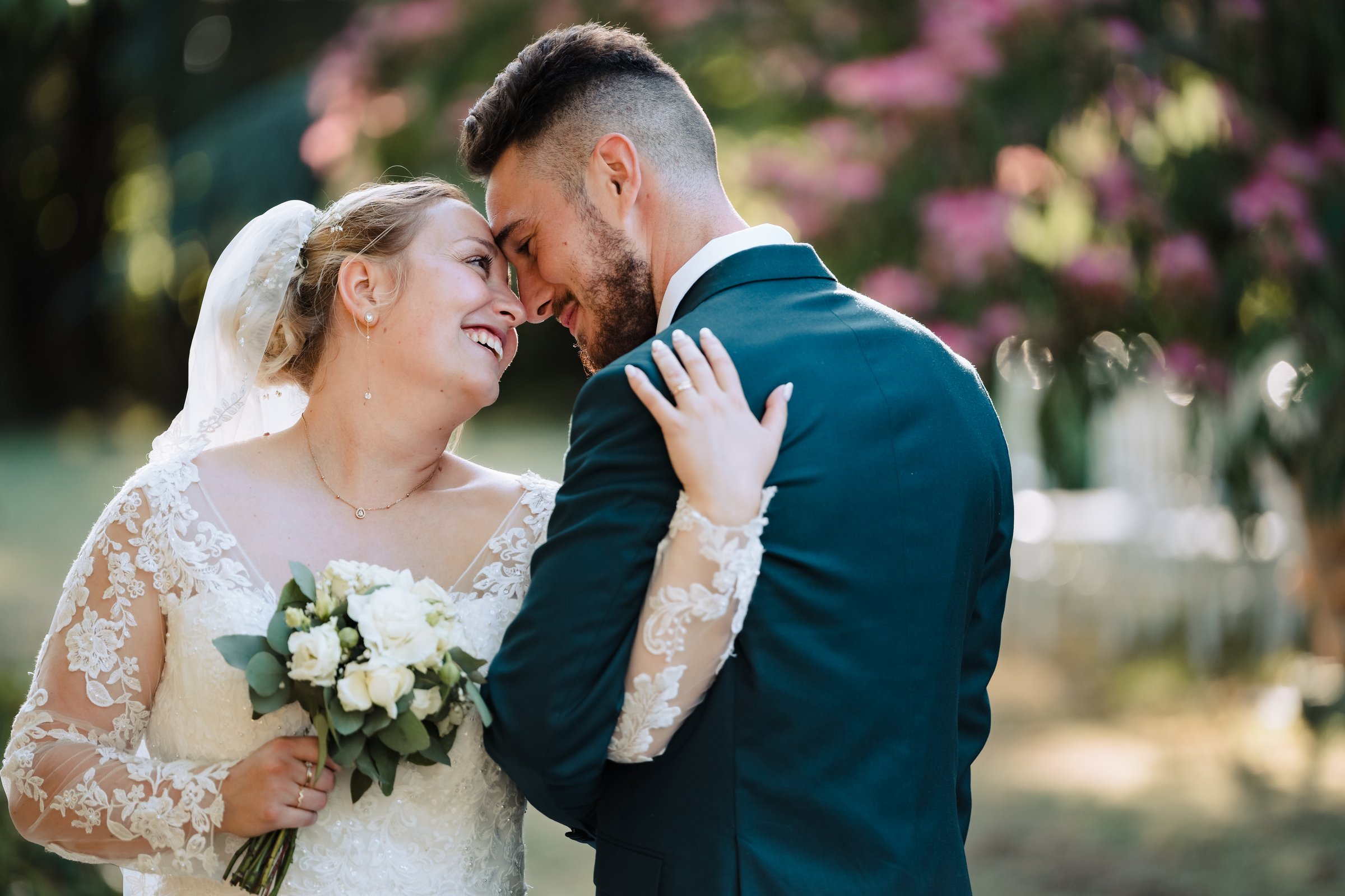 Couple de mariés front contre front au coucher du soleil, photographie de mariage en Charente-Maritime par Lukos Prod