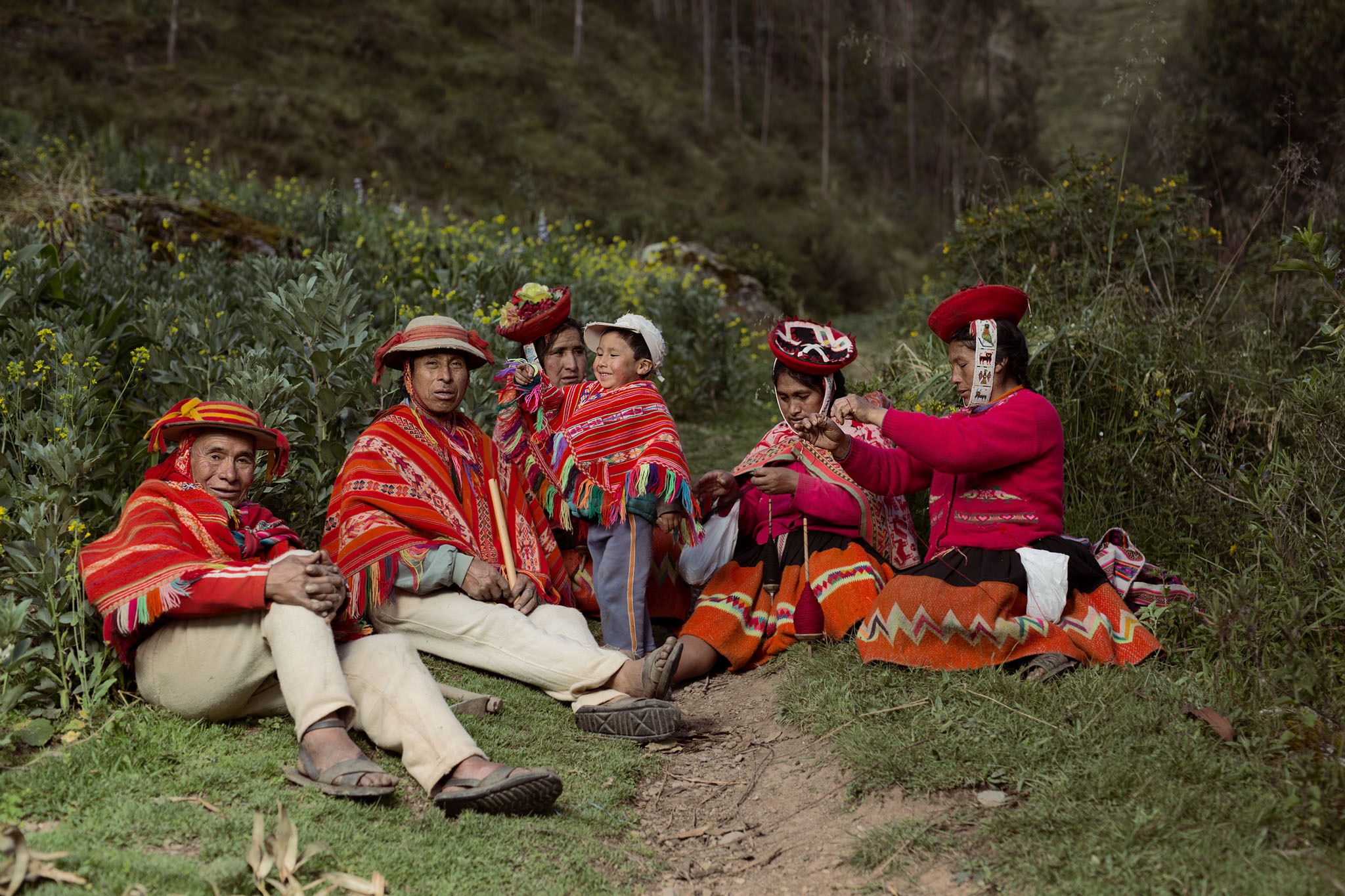 Convivencia entre hombres, mujeres y niños miembros de la Cooperativa Artesanal de Ollantaytambo