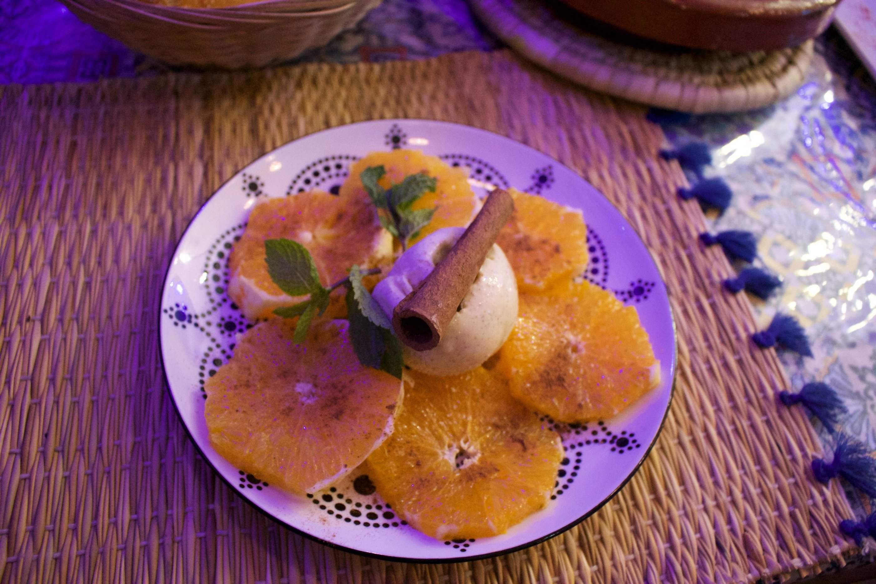 Salade d’oranges à la cannelle et boule de glace, dessert marocain servi chez Majorelle à  Bordeaux