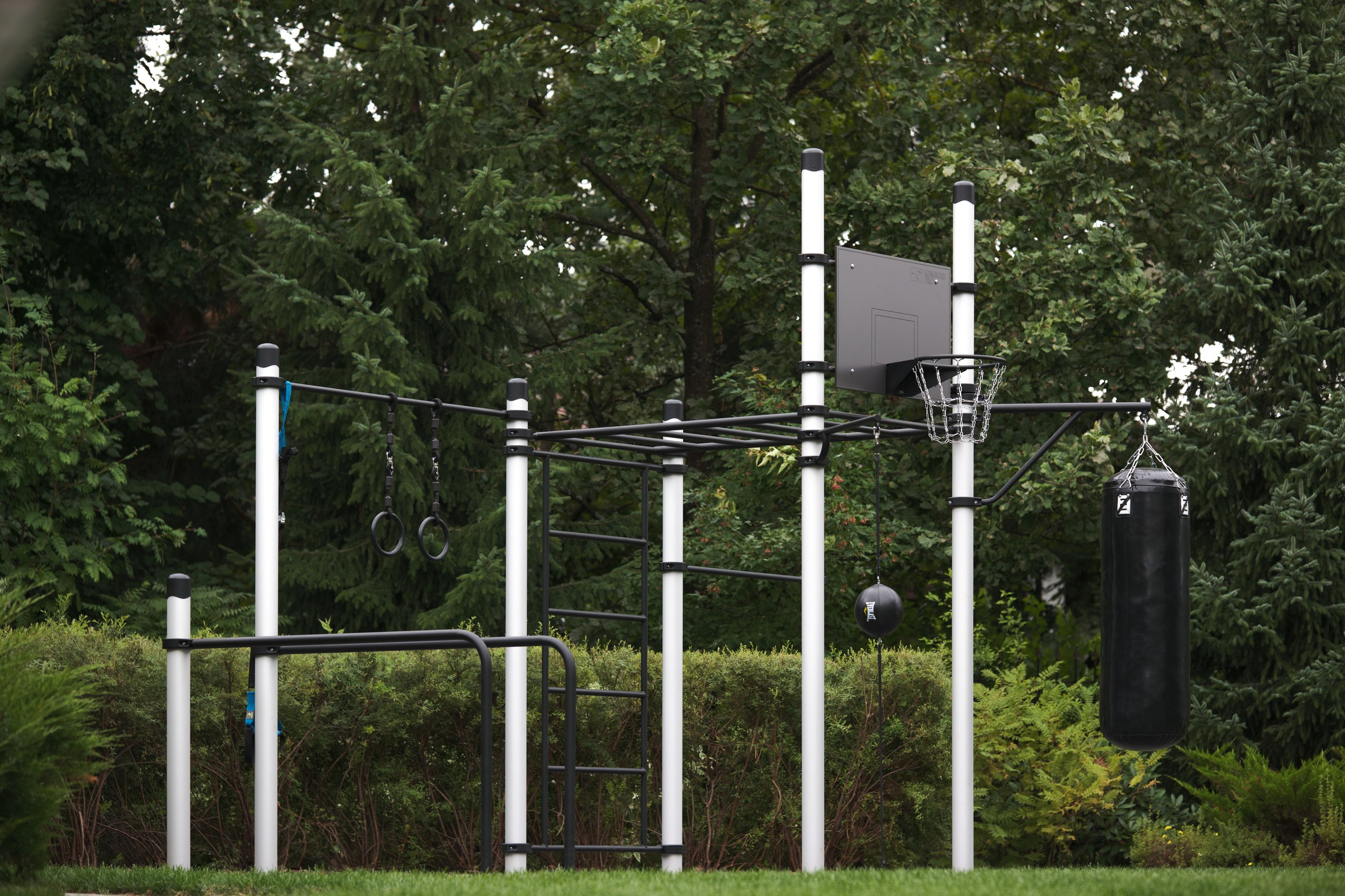Terrain de street workout Kenguru Pro dans un parc.
