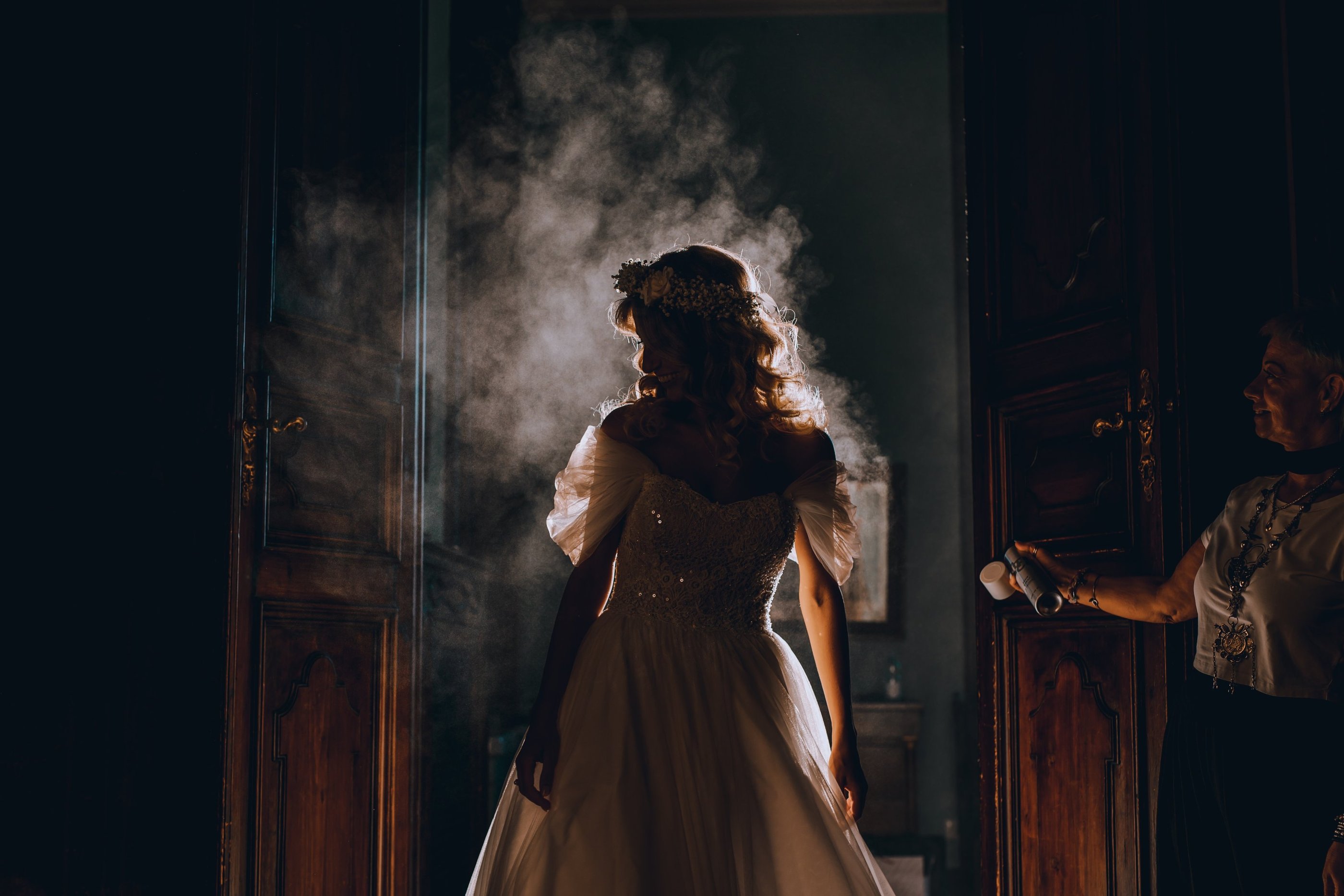 una sposa in abito da sposa in piedi su una porta