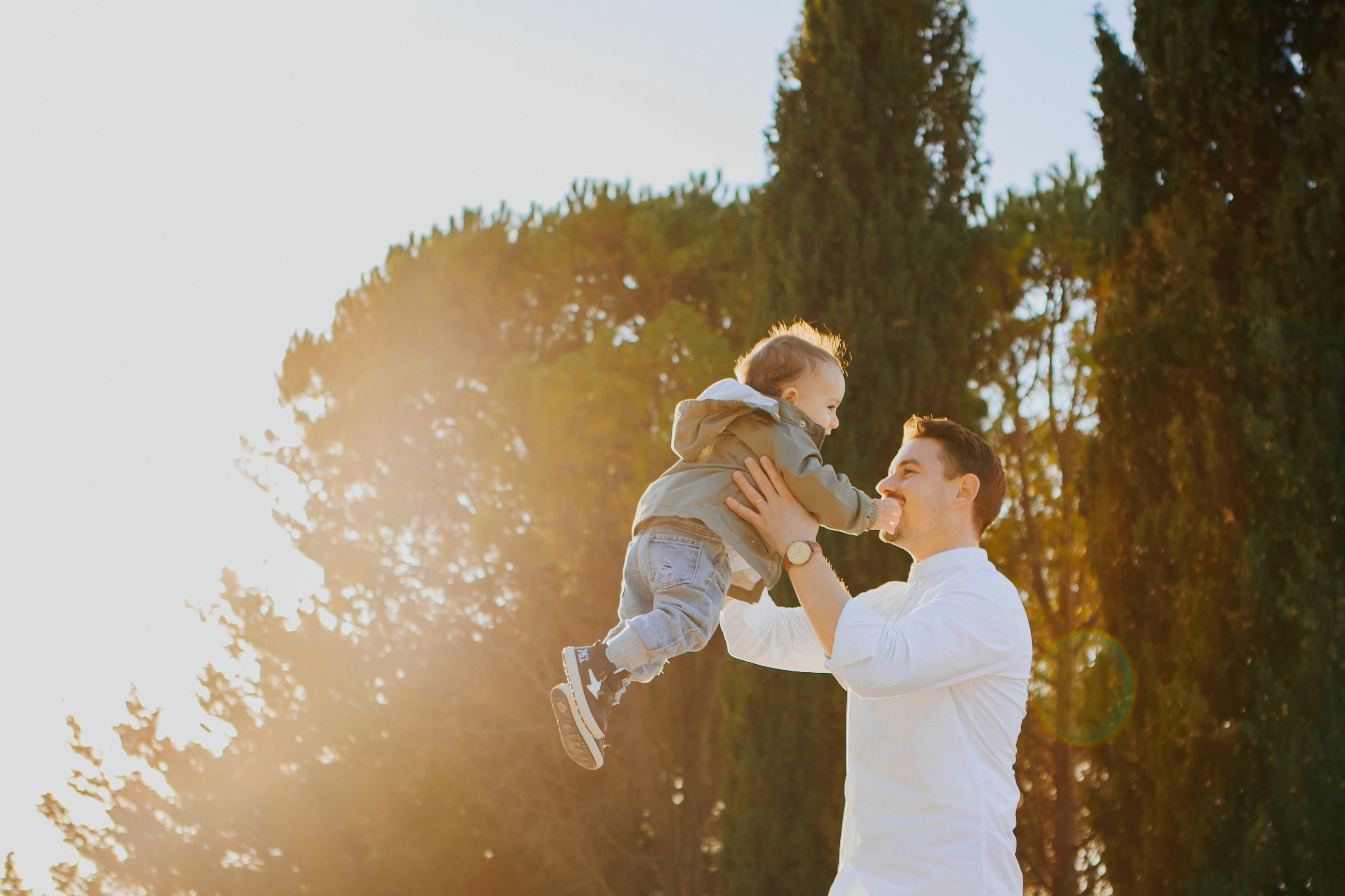 papà gioca con suo figlio
