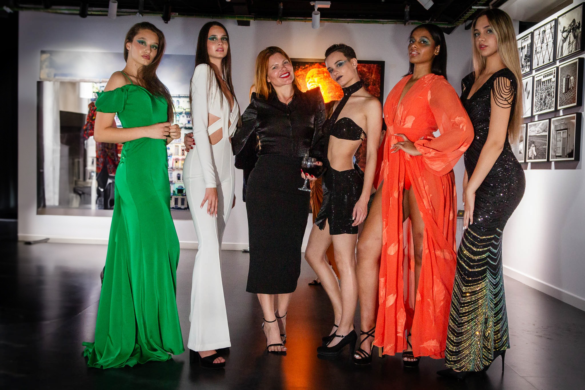 "Arte y Moda se Fusionan en el Desfile 'Summer Glow UP' de María Helena"