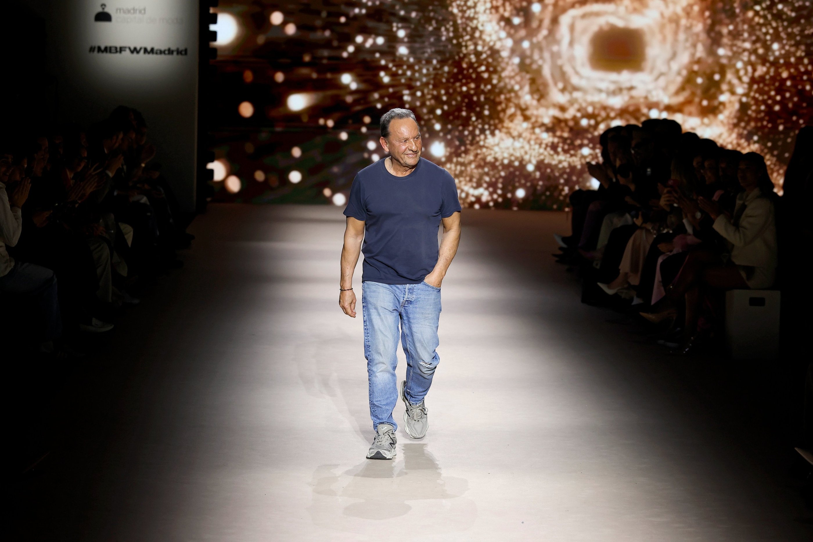 Custo Barcelona y la estética de la luz: una declaración vibrante en la MBFWM A/W 26/27