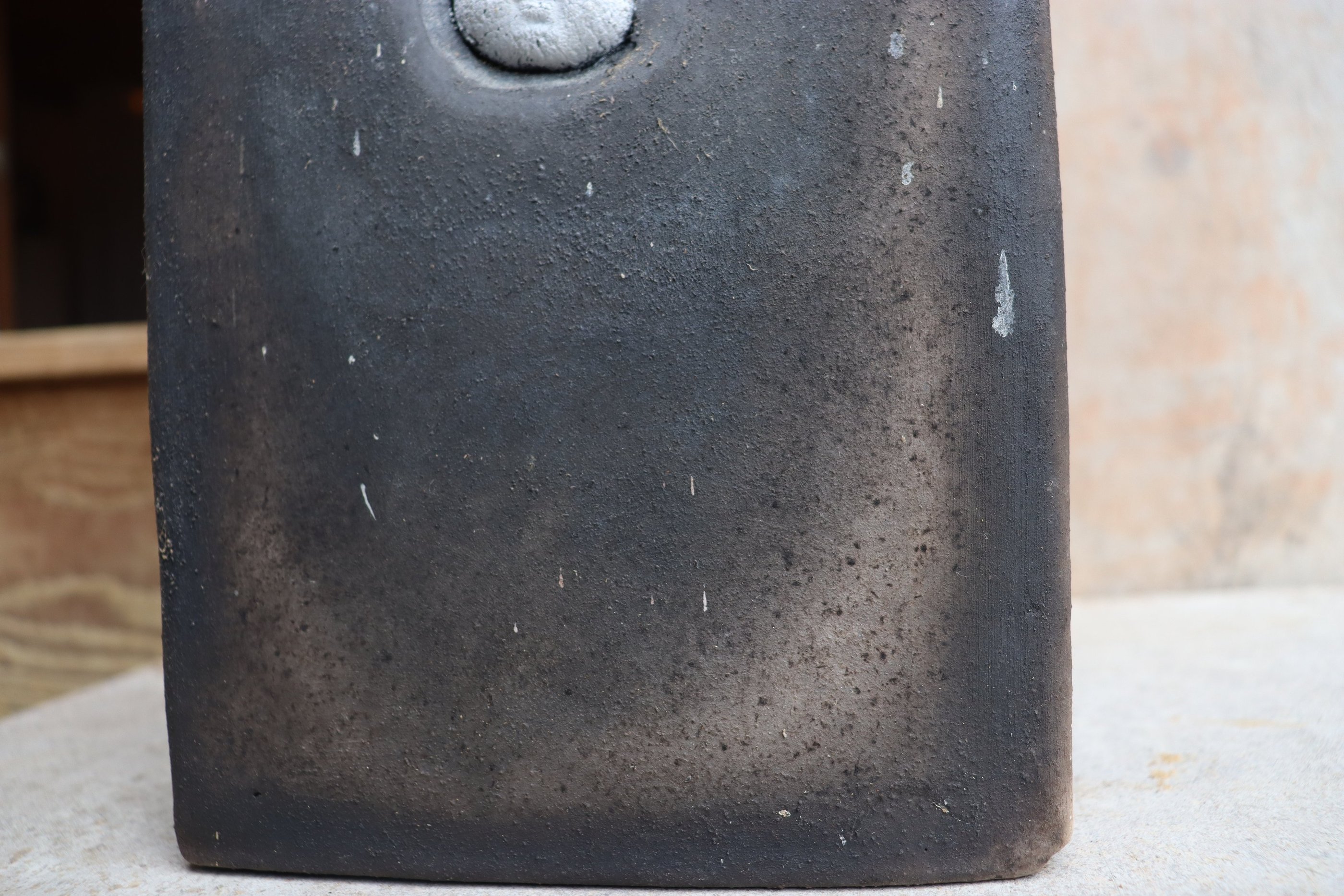 Installation artisitique en céramique  - Le salut des enfants n'est pas dans la lumière bleue - Jaï