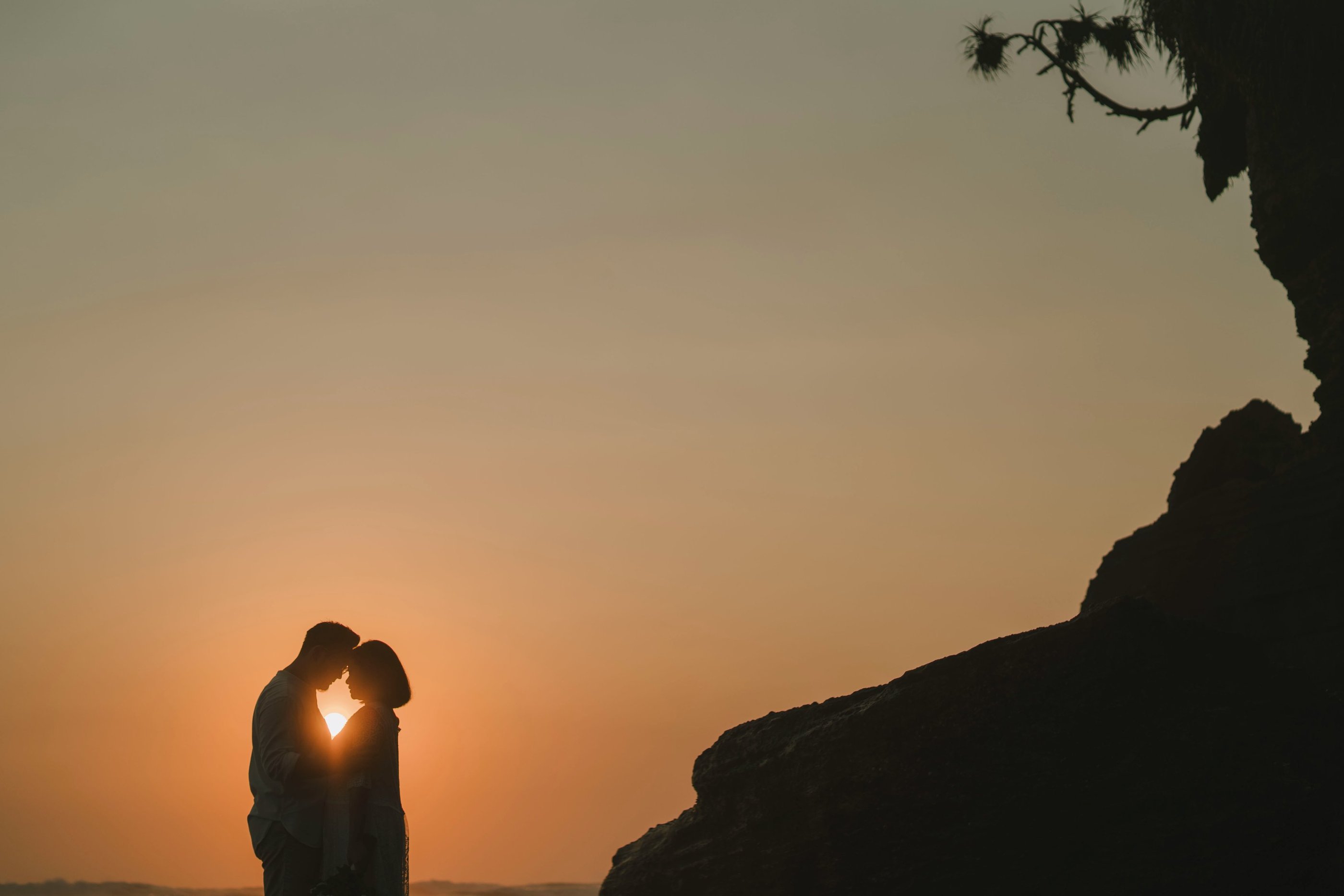 Sunset silhouette couple at Nyanyi Beach, Bali – timeless Bali photography