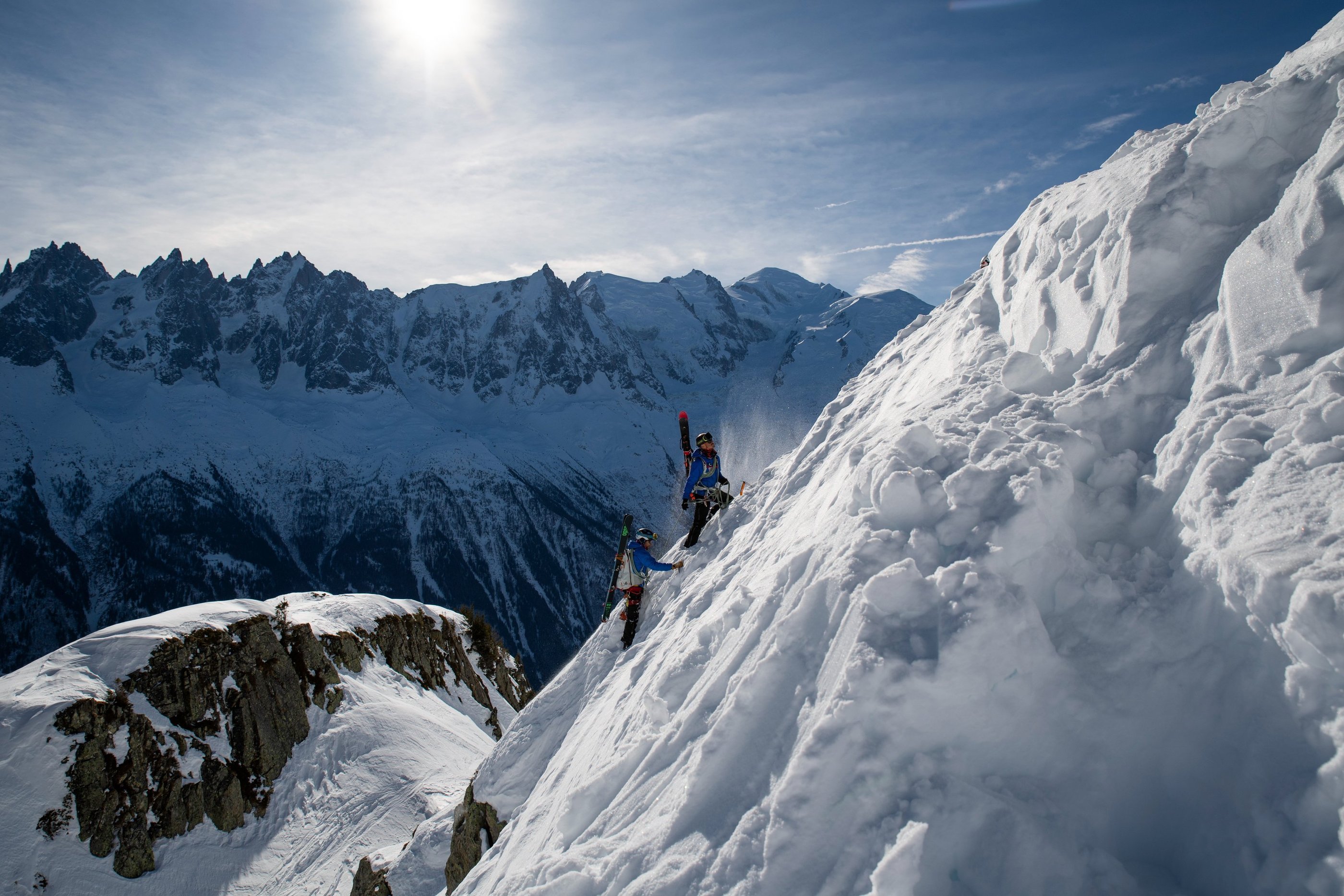deux skieurs évolues à pieds dans la neige profonde
