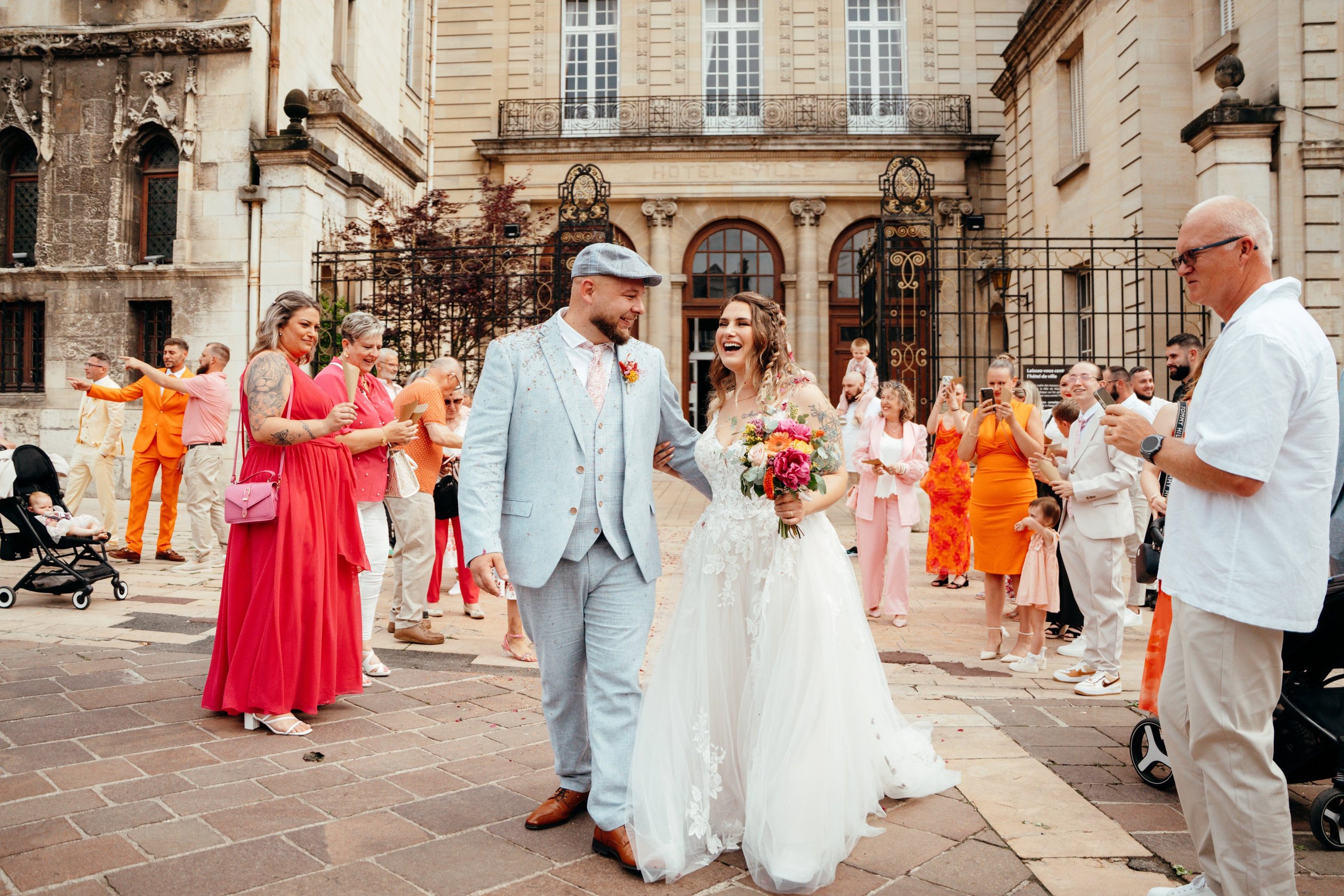Sortie de mairie de deux mariés amoureux