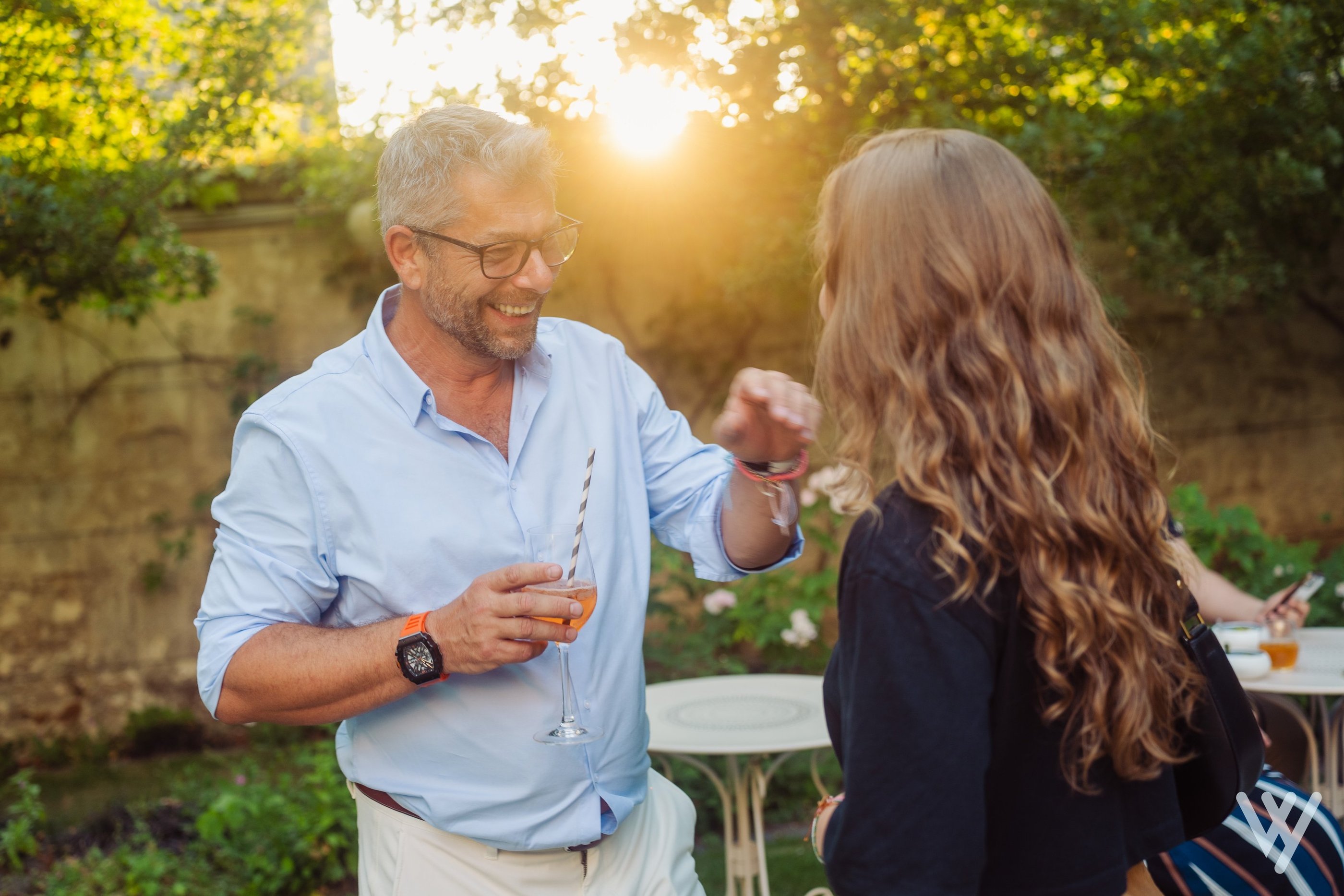 Echange durant une soirée d'entreprise en été