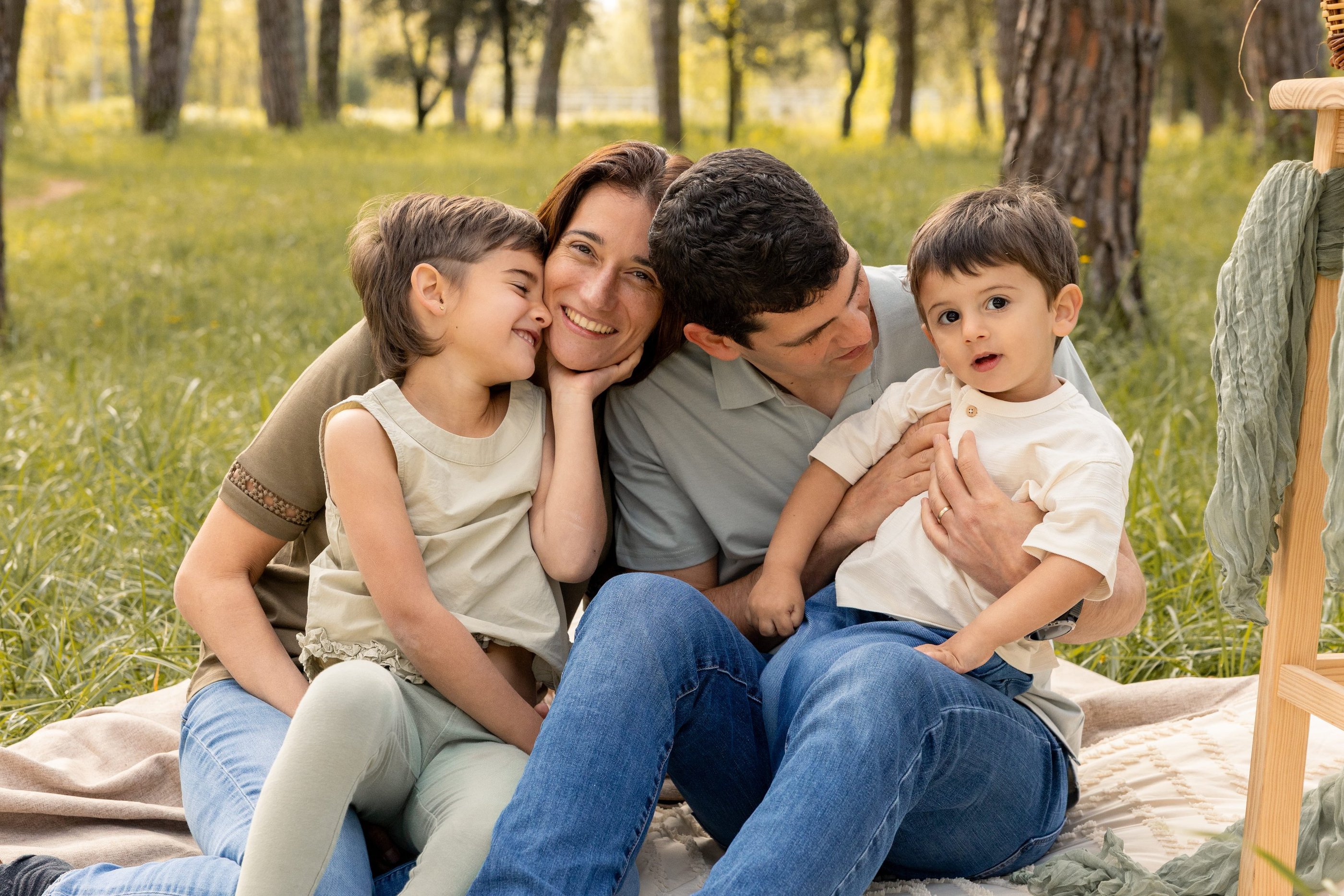 Sessió de fotos familiar a Girona amb una família feliç en un entorn natural exterior