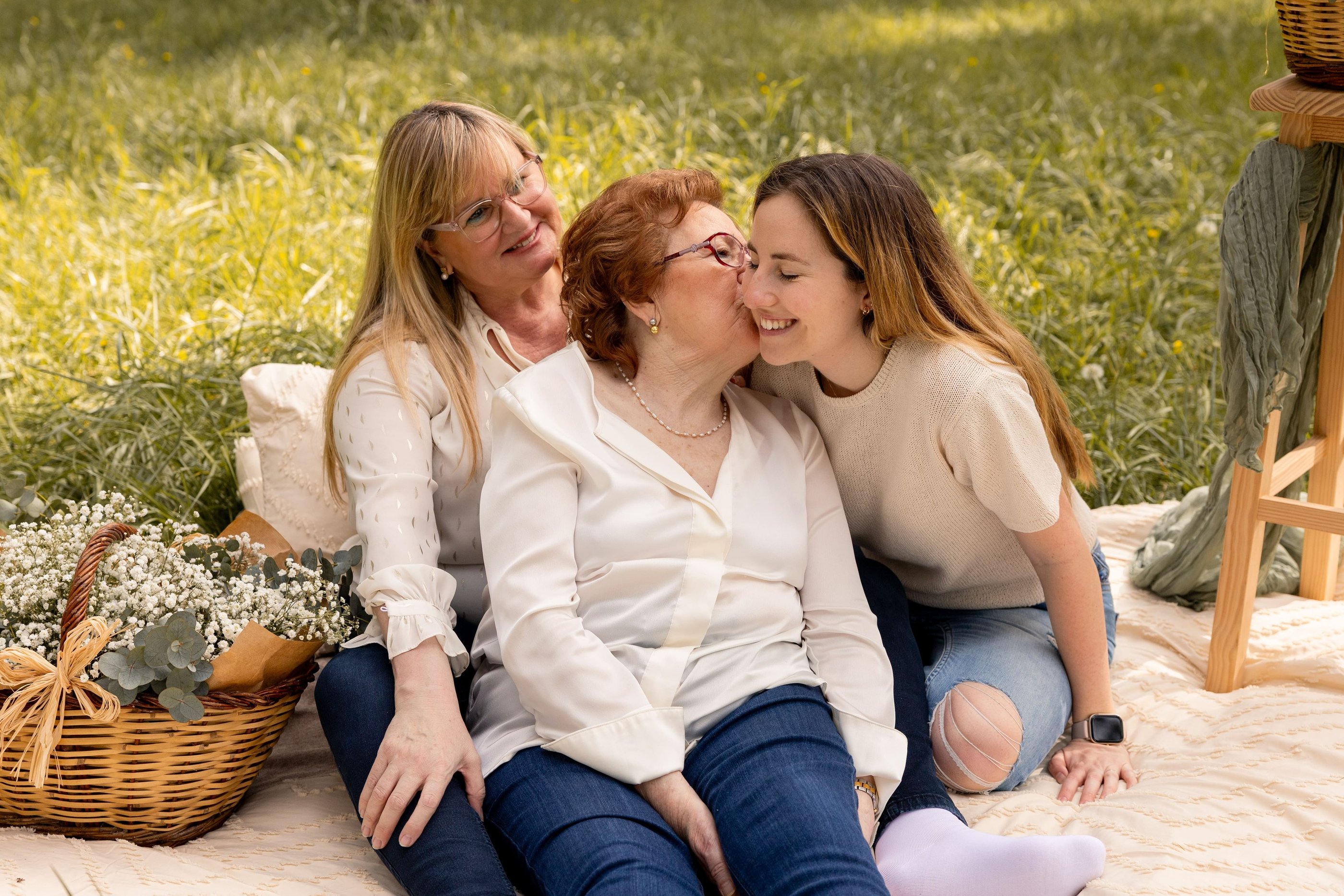 Sessió de fotos familiar a Girona amb una mare, àvia i neta en un entorn natural exterior