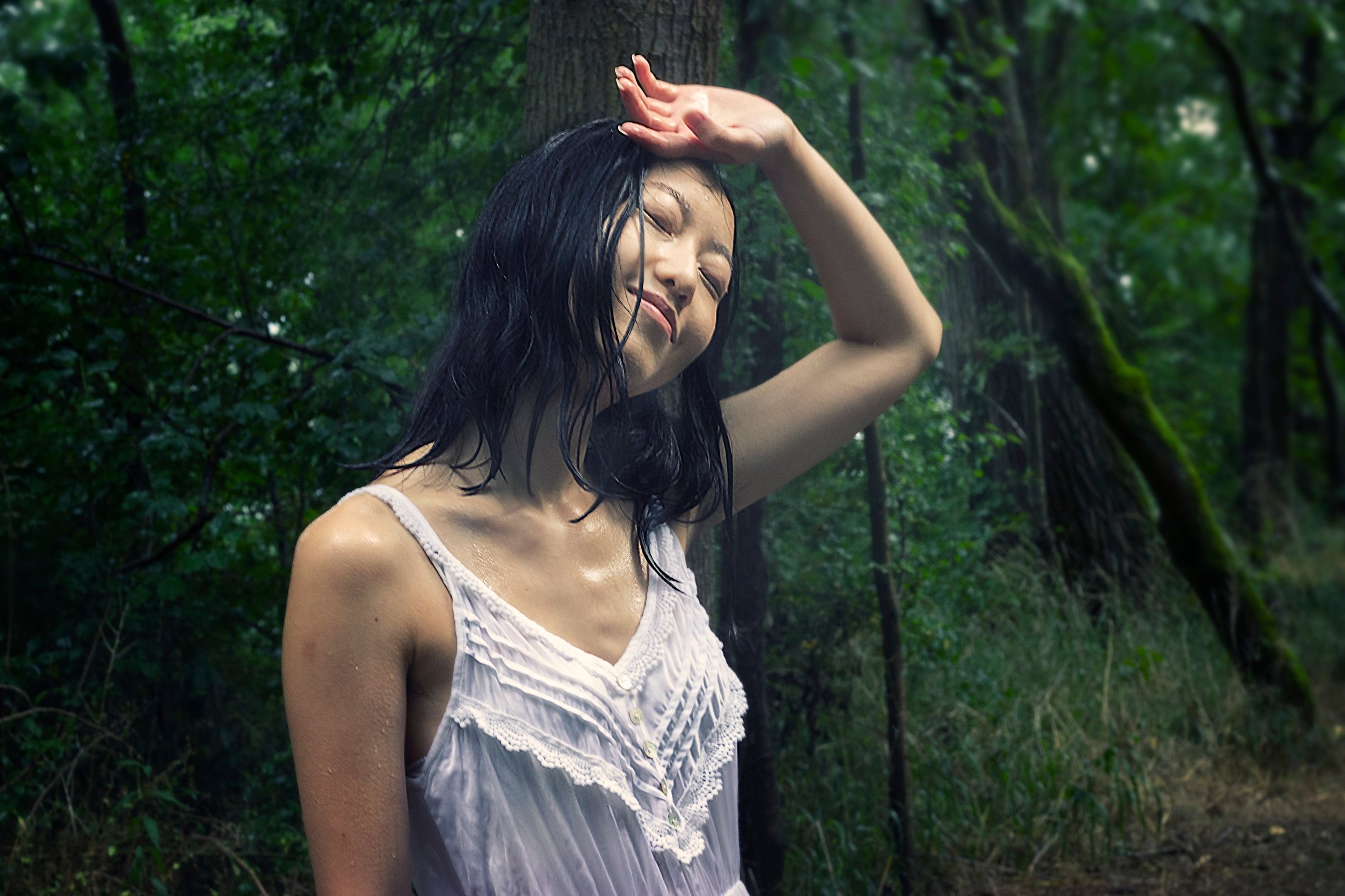 portrait femme asiatique sous la pluie
