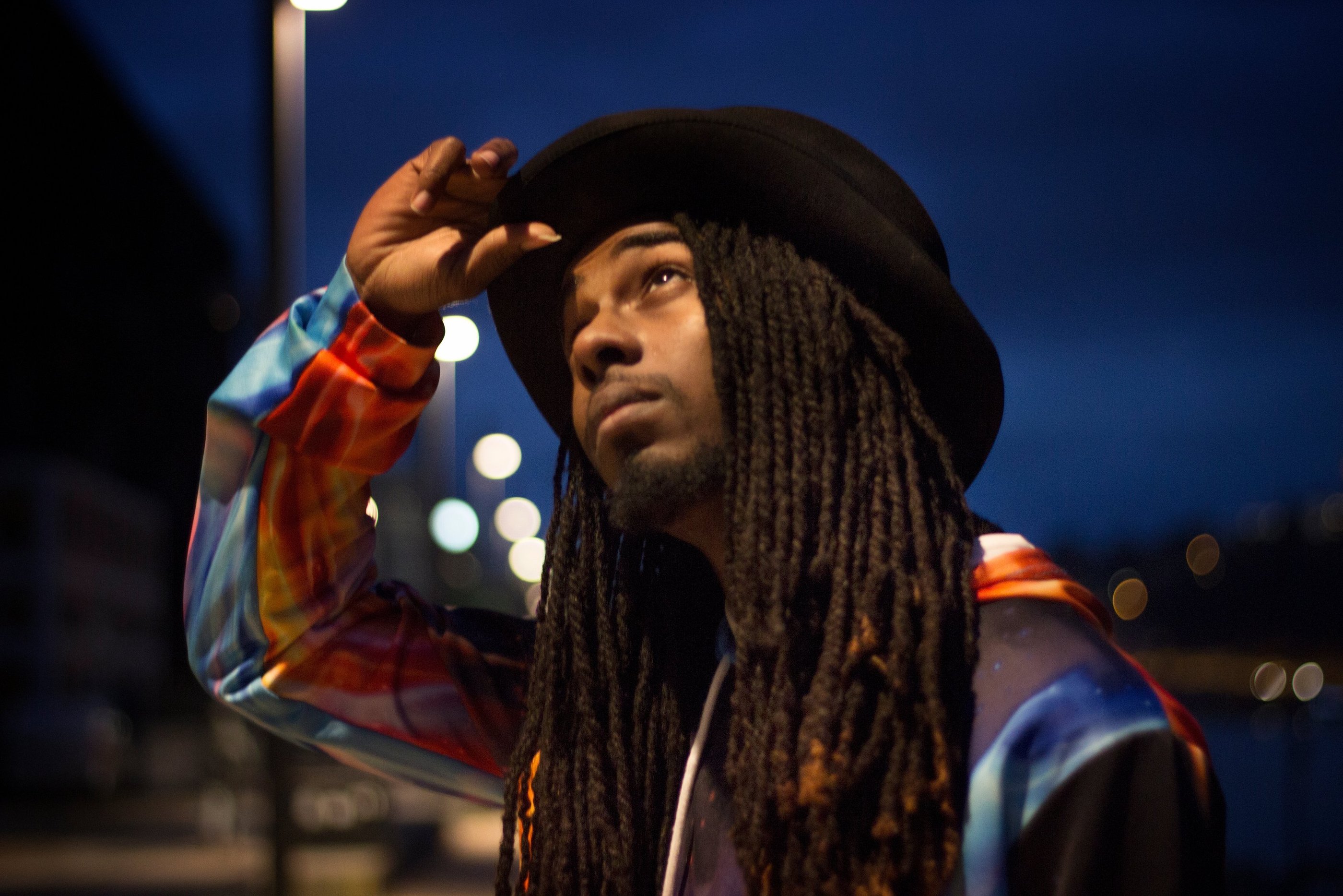 Homme black avec dreadlocks la nuit