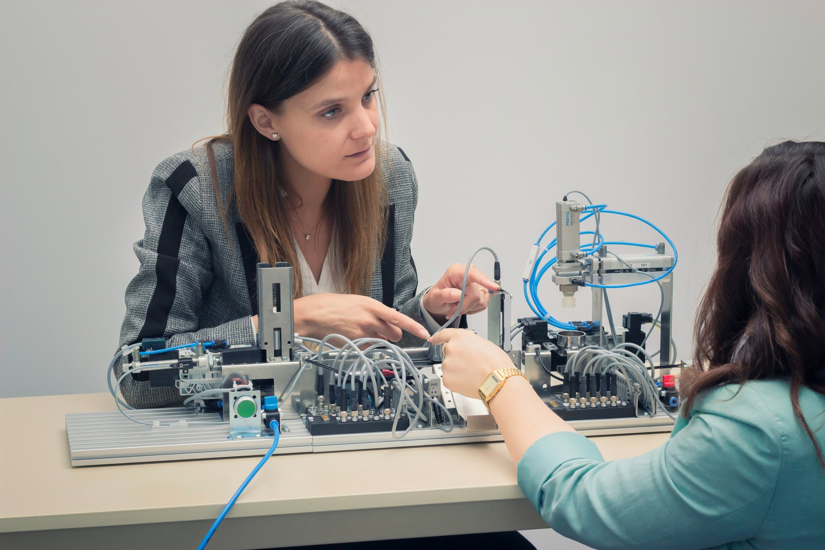 gros plan mains sur un appareil electronique