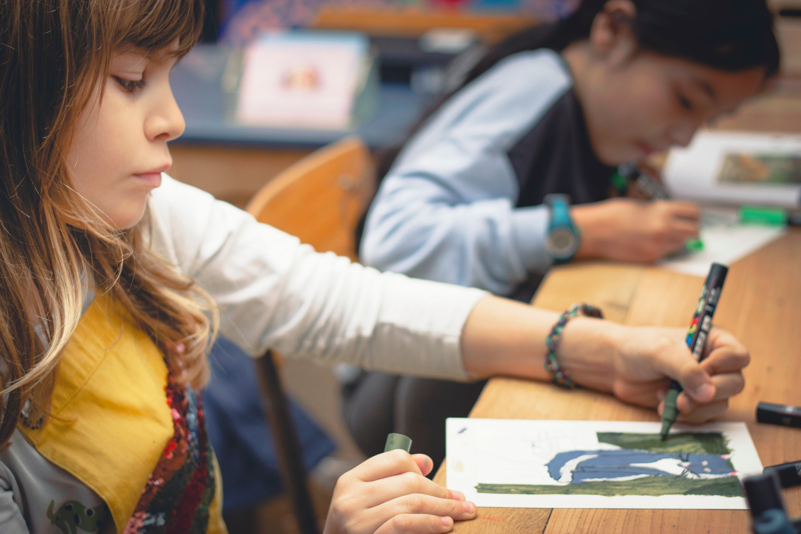 mains d'enfants qui font un coloriage