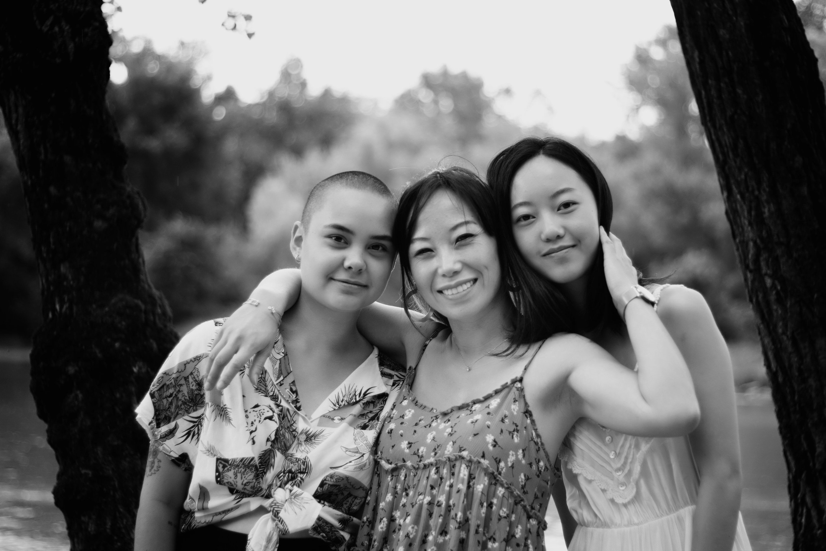 photo groupe mere et filles en noir et blanc