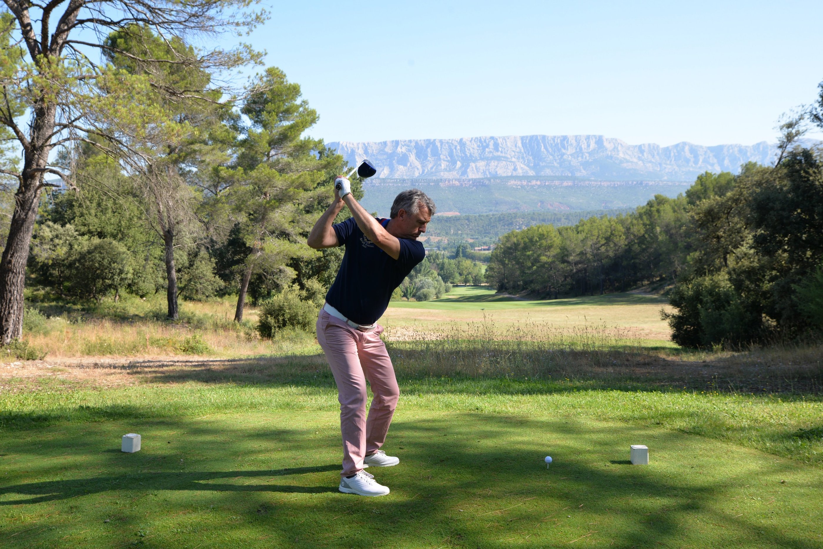 Laurent morin - un homme jouant au golf au soleil