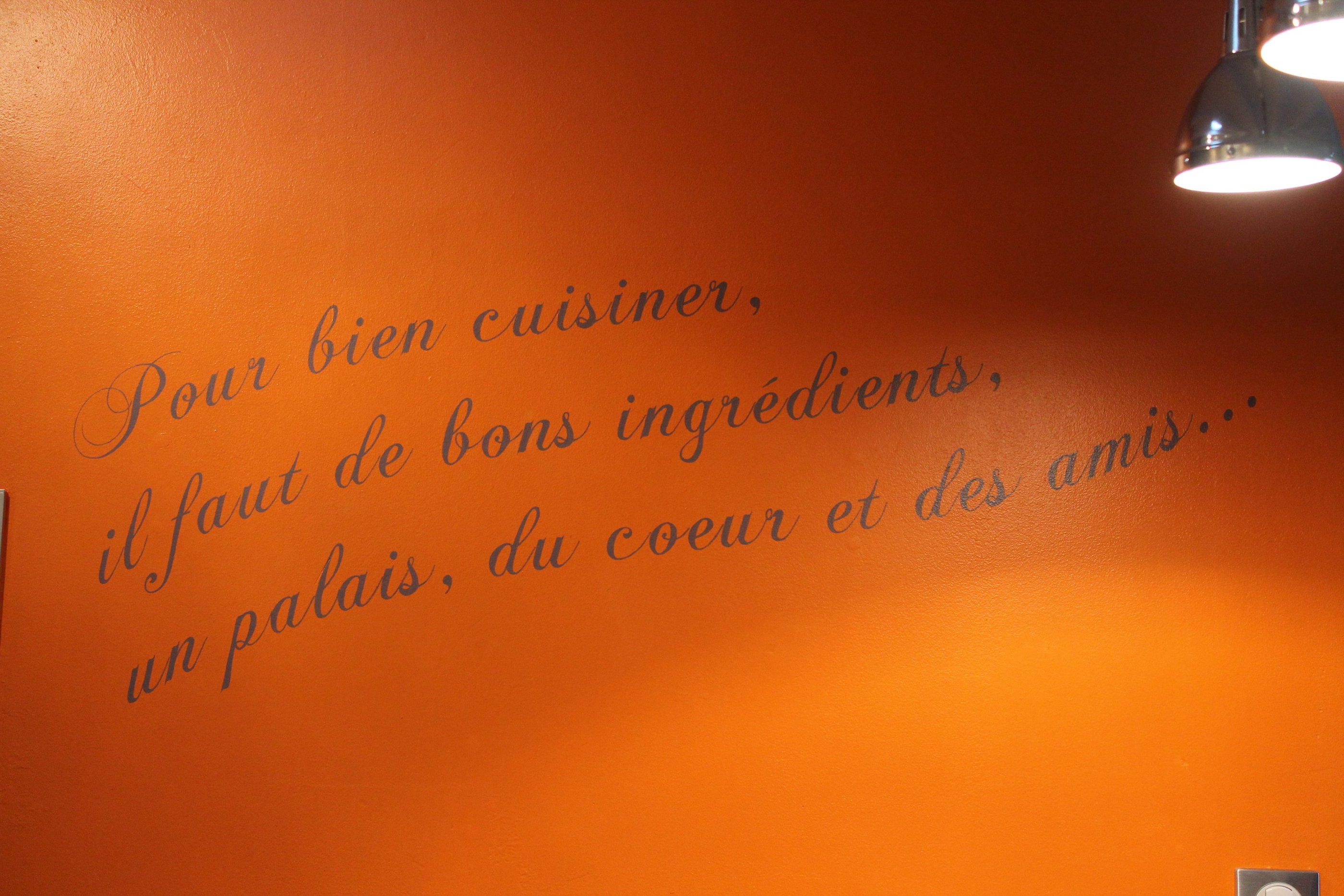 Phrase, lettrage décoratif peint sur mur intérieur, idéal pour votre restaurant ou votre déco.