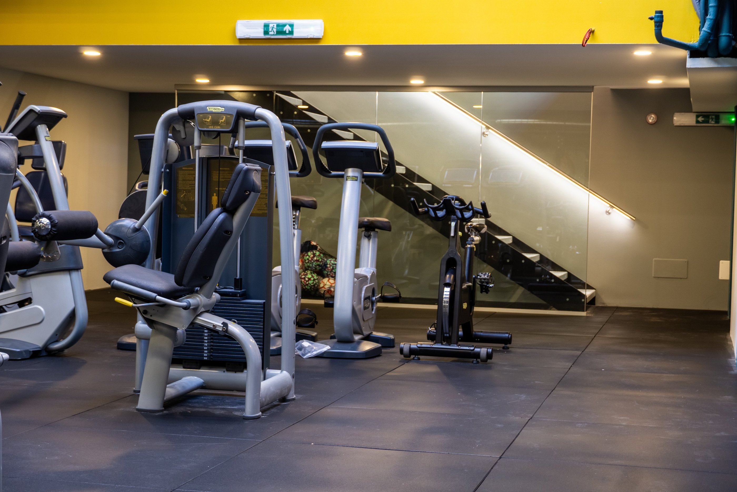 Attrezzature da palestra per allenamenti cardio e di forza nella palestra Move 2 Grow a Milano, con uno sfondo moderno e mini