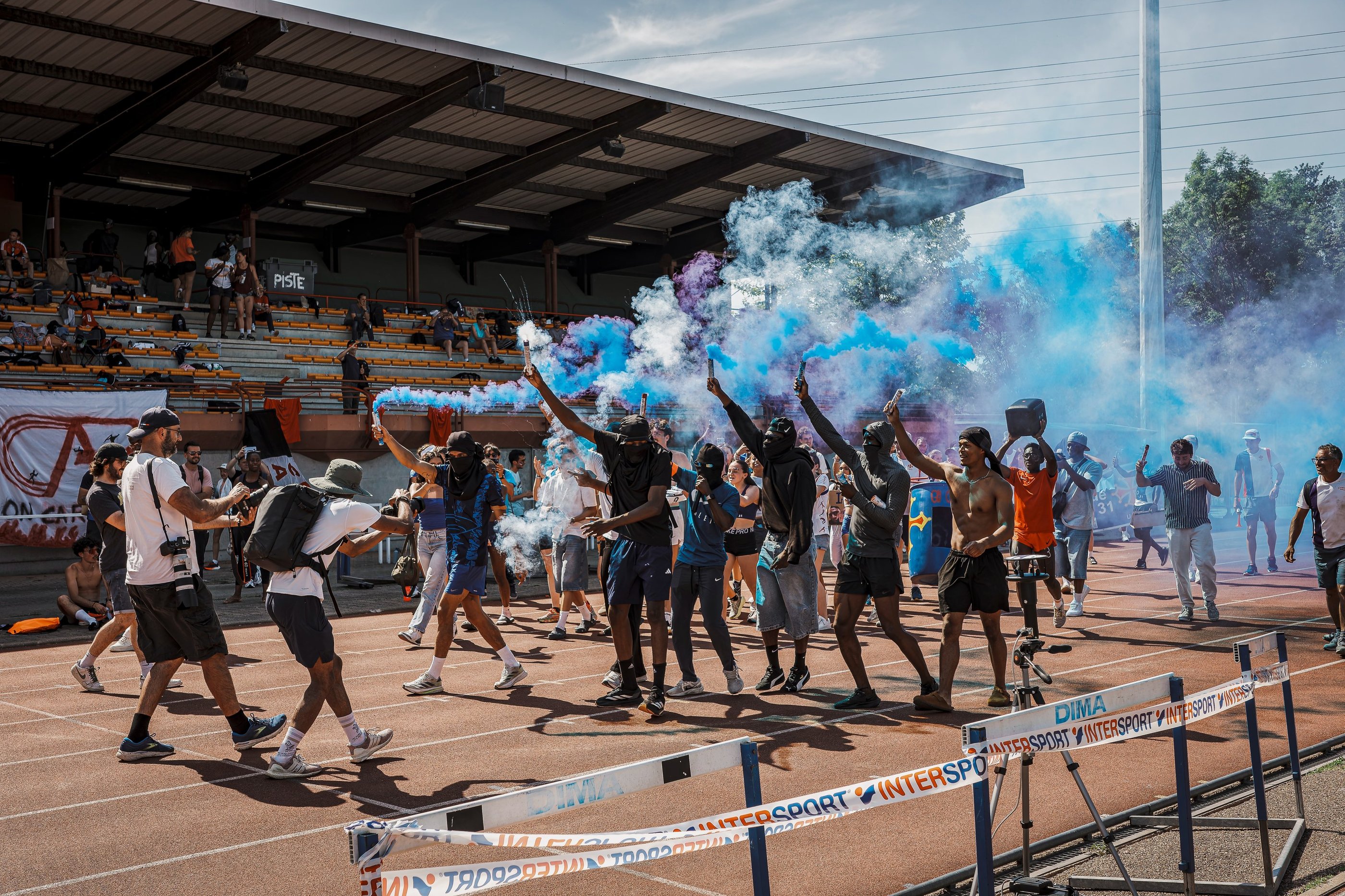 Athlète UAO31 avec fumigènes aux couleurs bleu et blanc du club