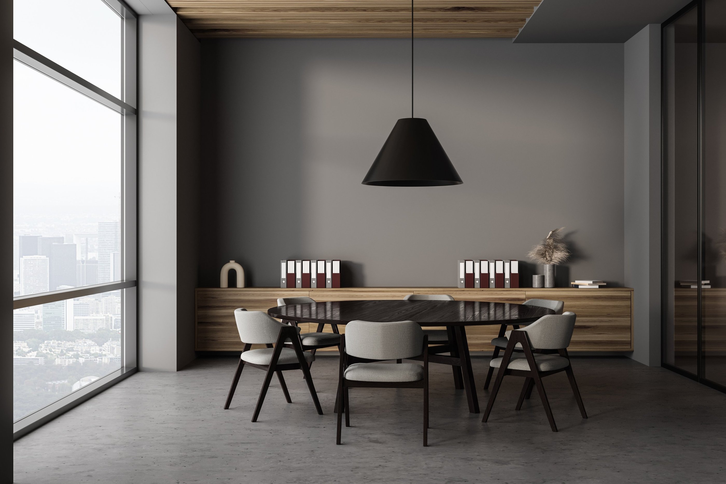 une salle de réunion avec une table et des chaises