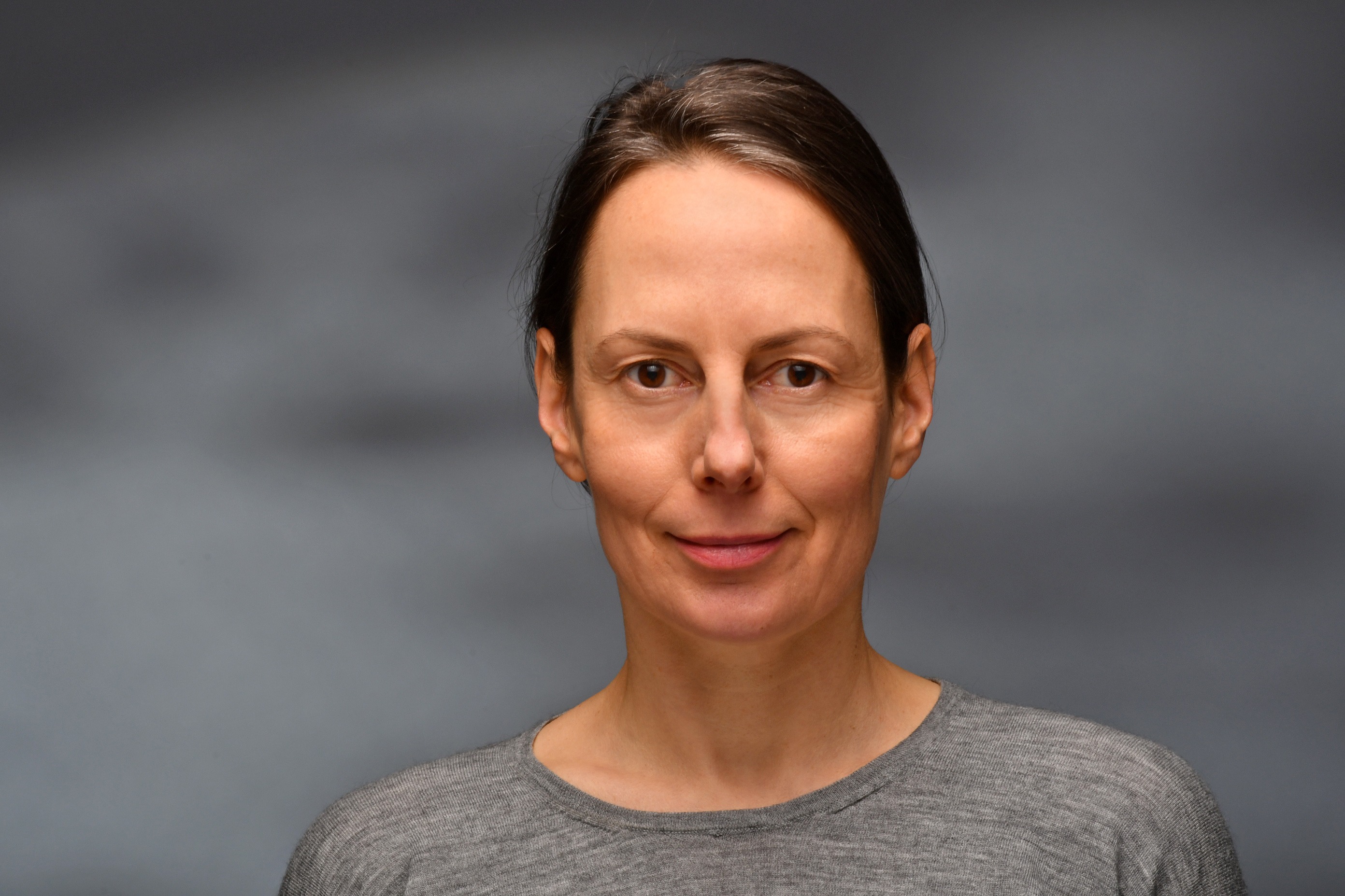 Photo of the consultant, showing a middle-aged woman with brown eyes and brown hair.