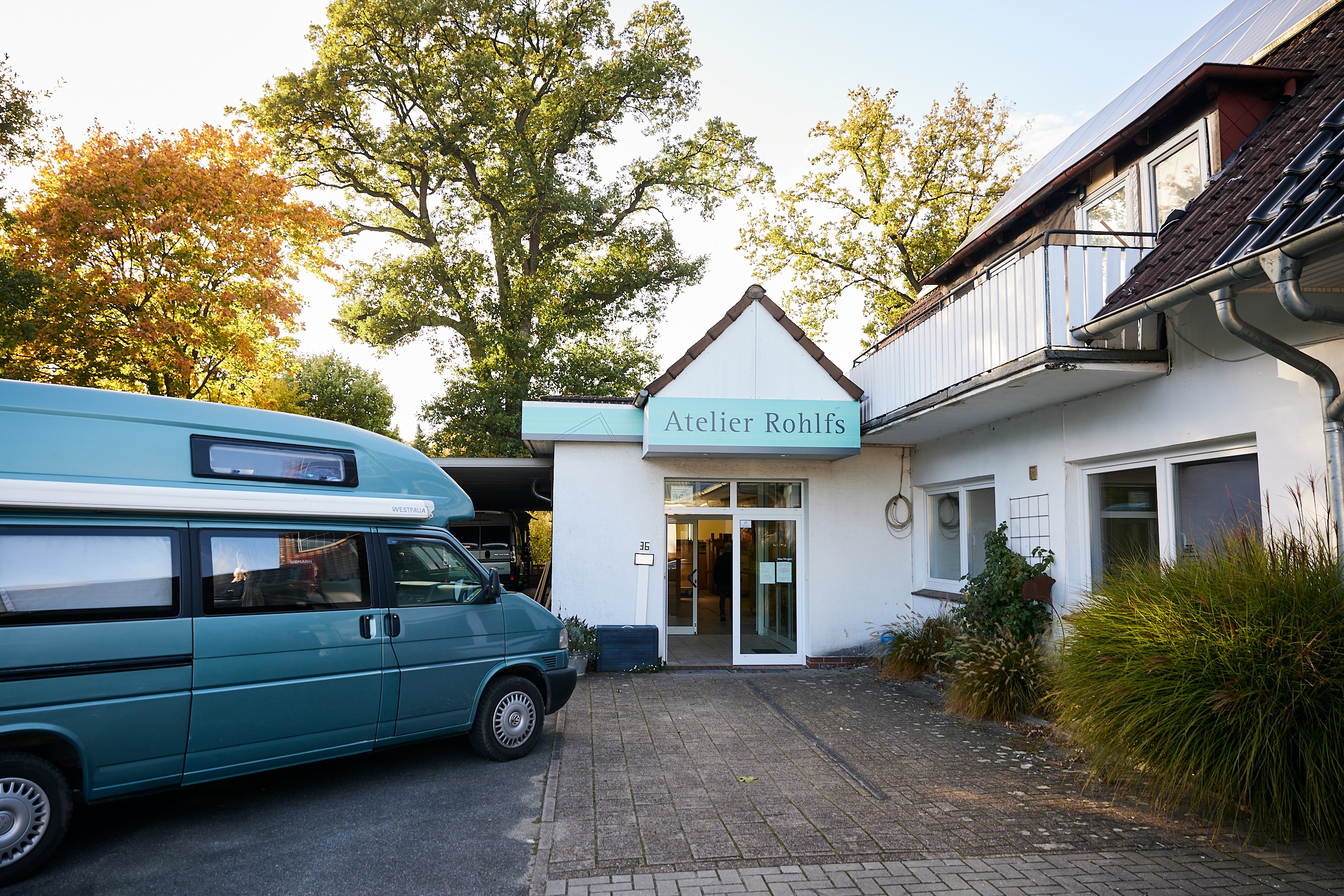 a van parked in front of a building, atelier rohlfs, frameworke