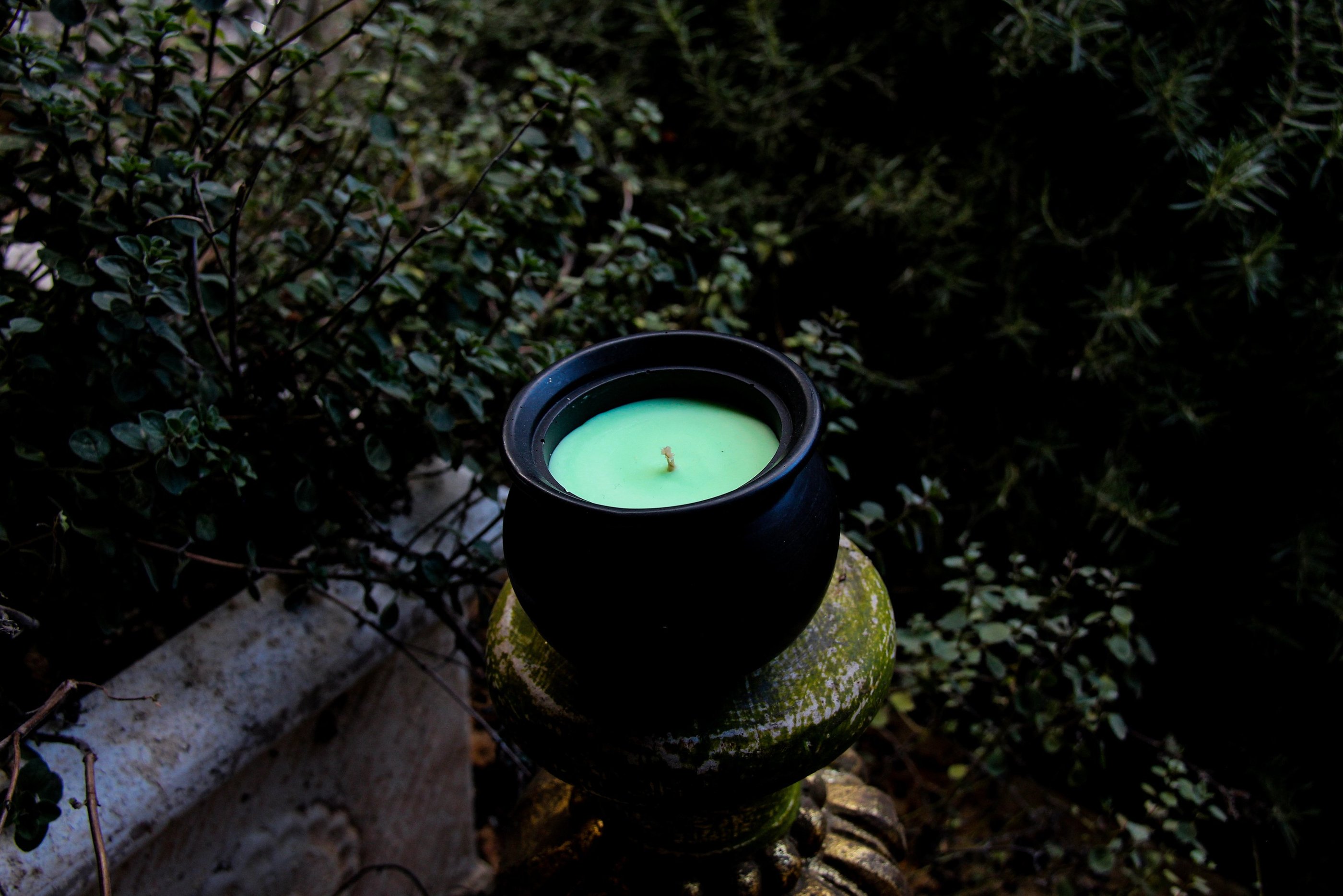 A Witch's Cauldron Candle by Rangliciene