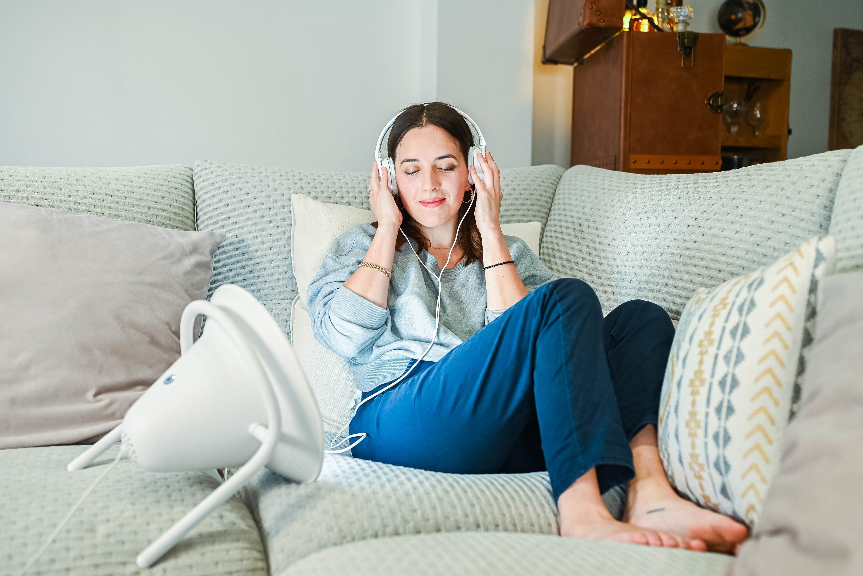 femme qui utilise la dream machine sur un canapé. Photostimulation pour le bien-être. Christophe Meunier thérapeute