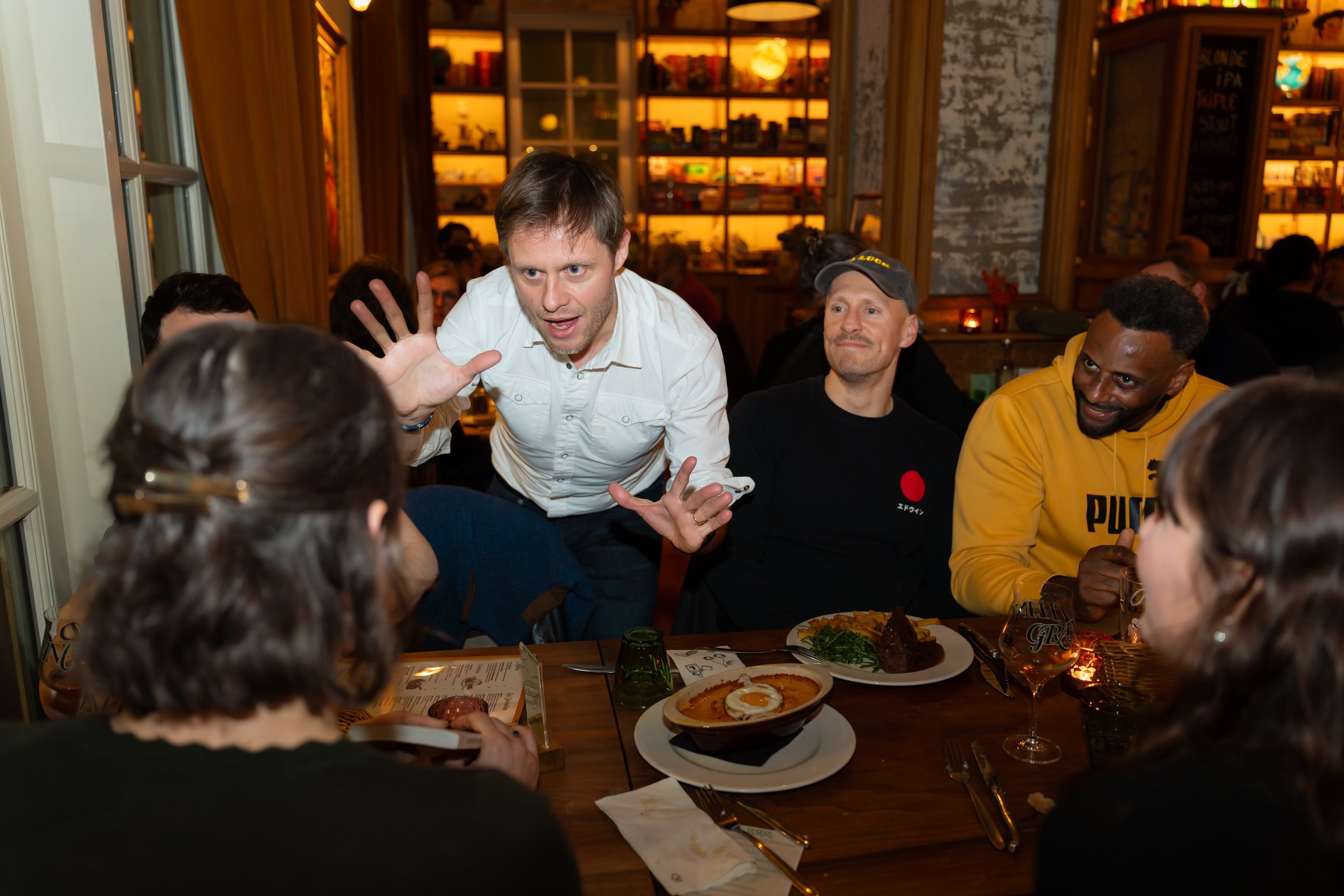 Photographie d’un magicien en pleine prestation lors d’un événement professionnel