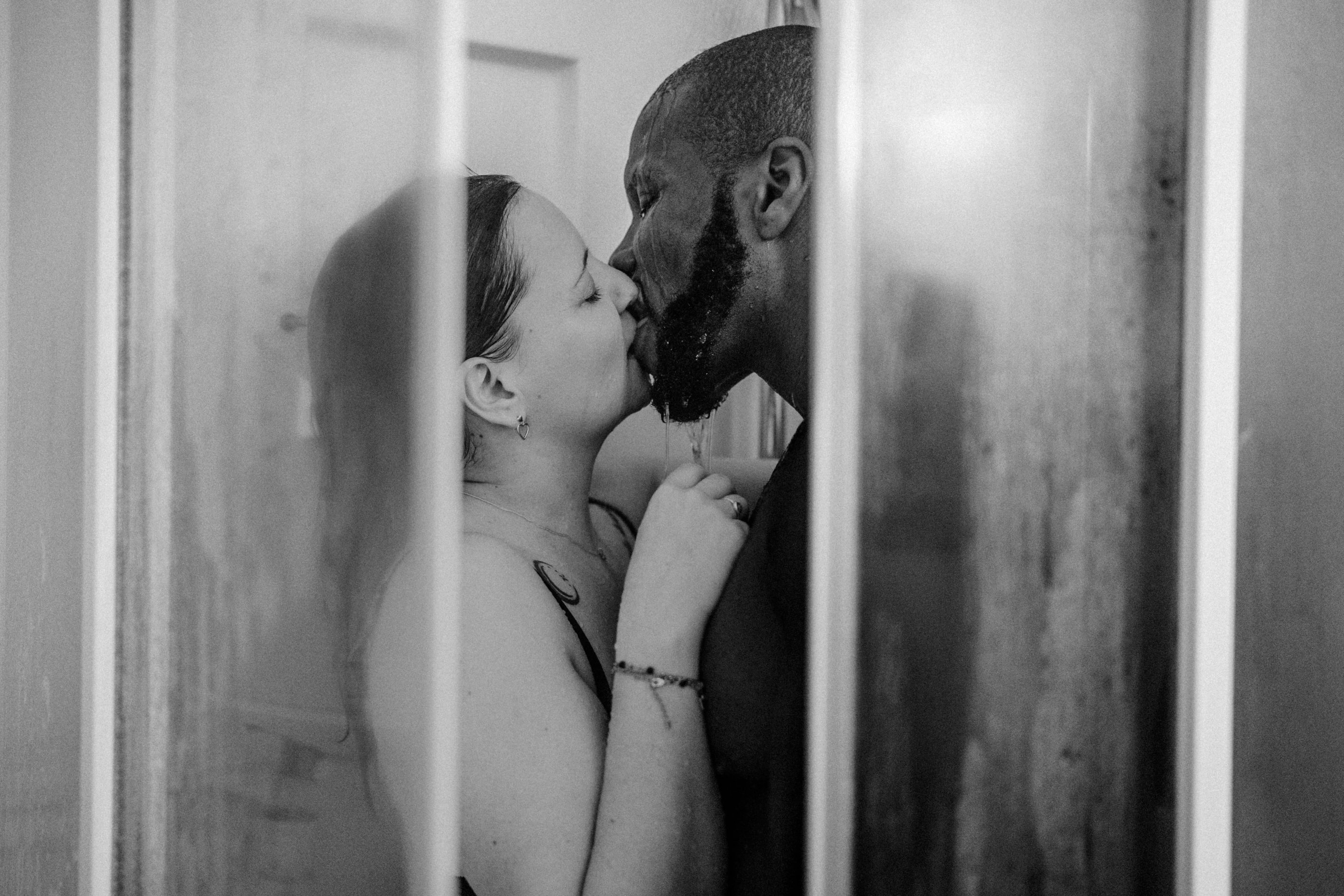 Couple s’embrassant sous la douche lors d’une séance photo de couple intimiste à Rennes.