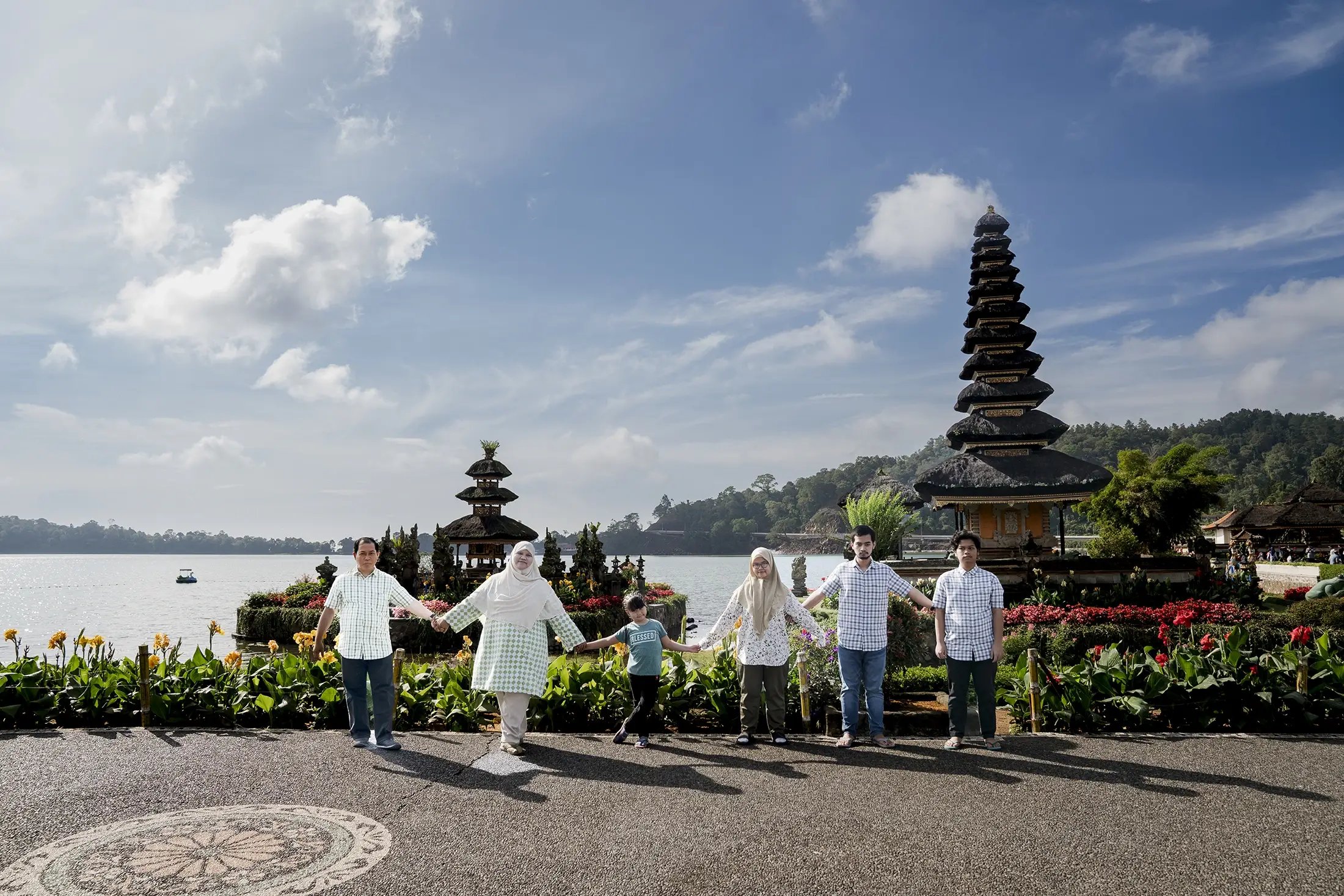 Scenic family photography session at Ulun Danu Bedugul Bali with mountain and lake atmosphere.