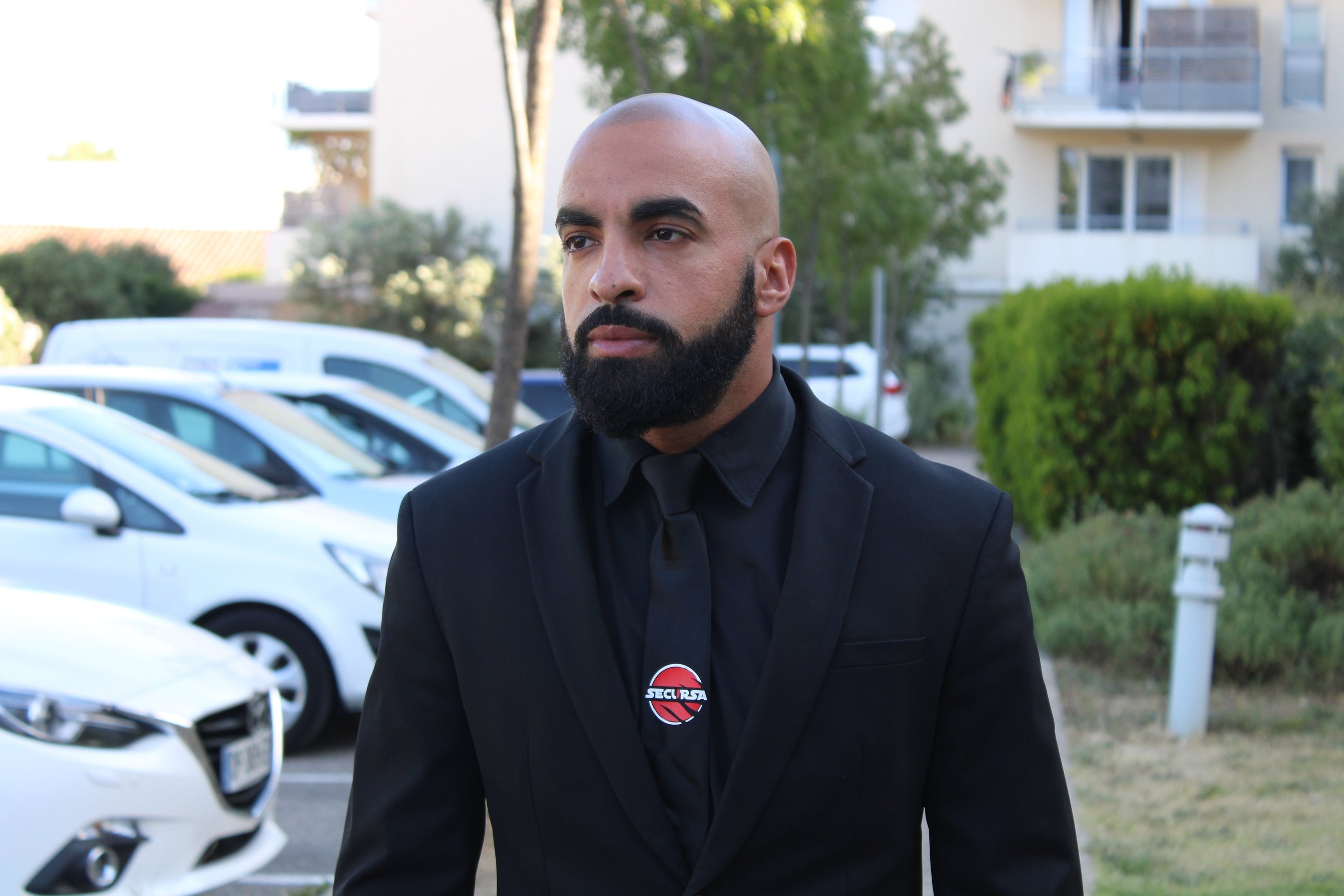 agent de sécurité en costume
