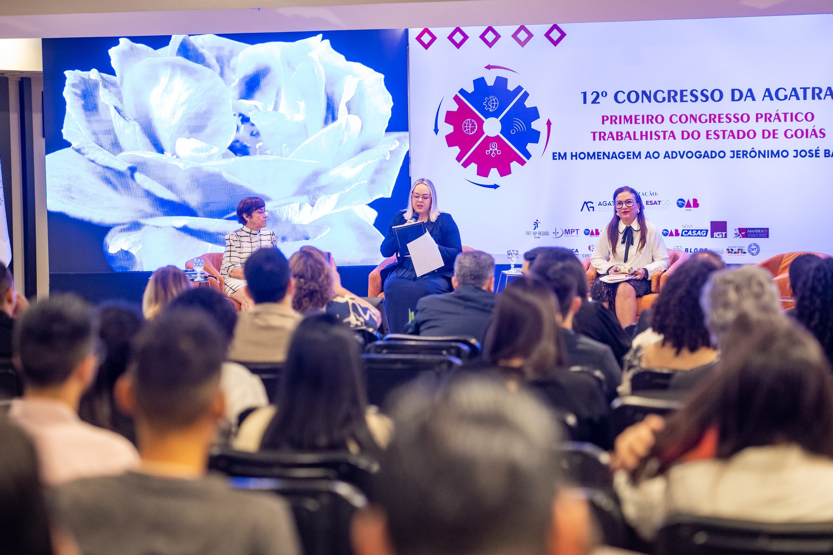 uma mulher em uma sala de conferências dando palestra