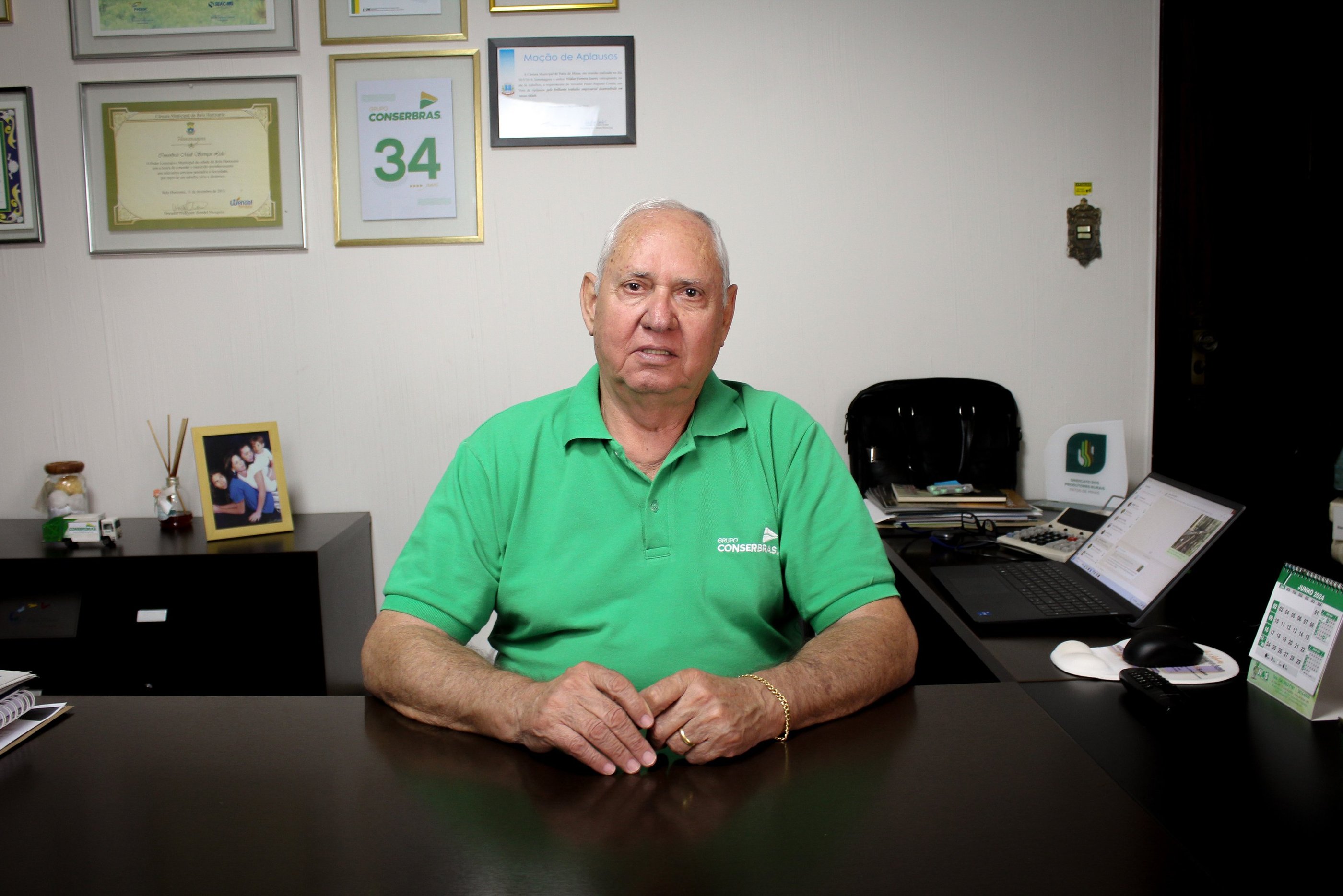 Fotografia de Walter Soares em uma mesa de escritório