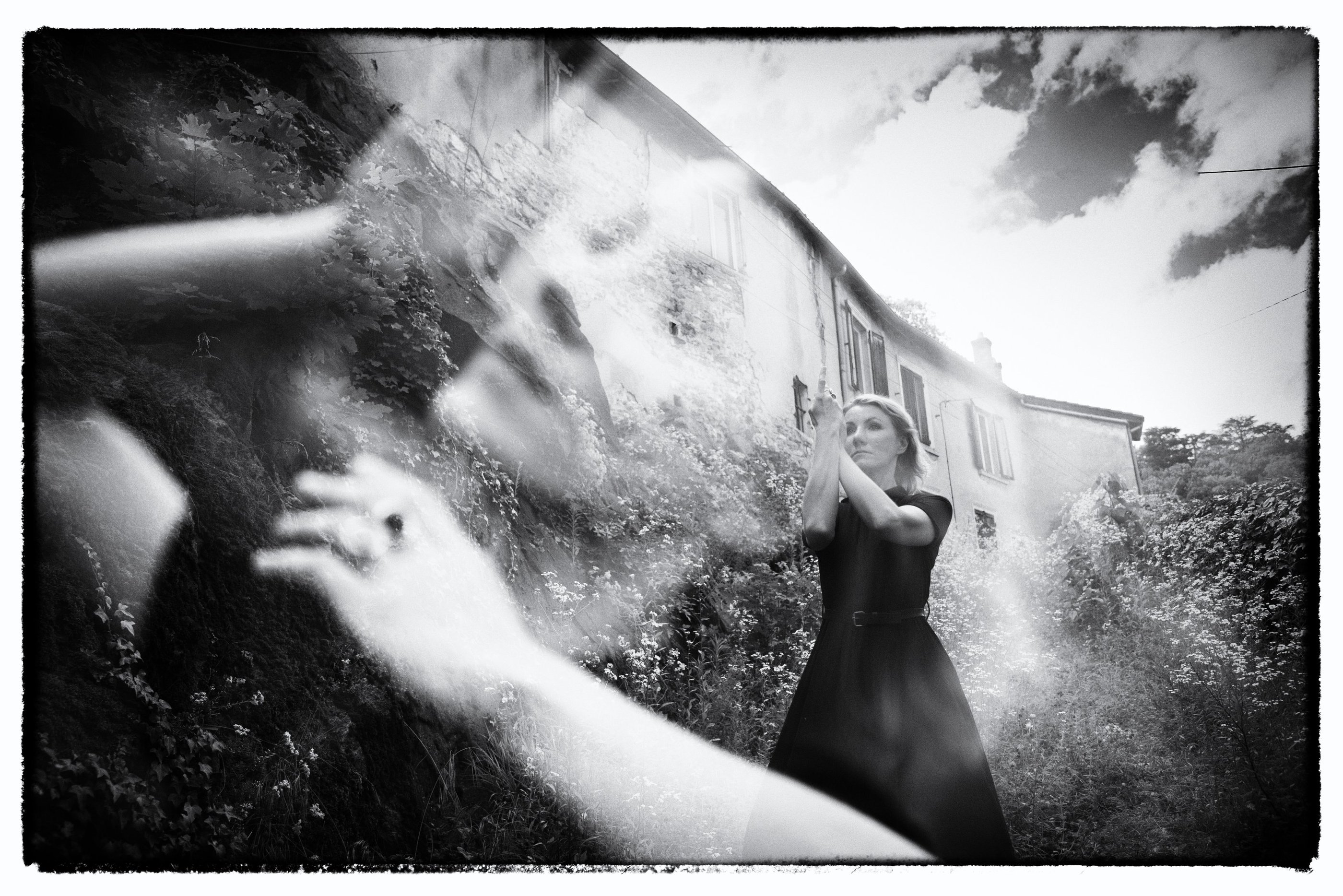 photo double exposition femme en noir et blanc