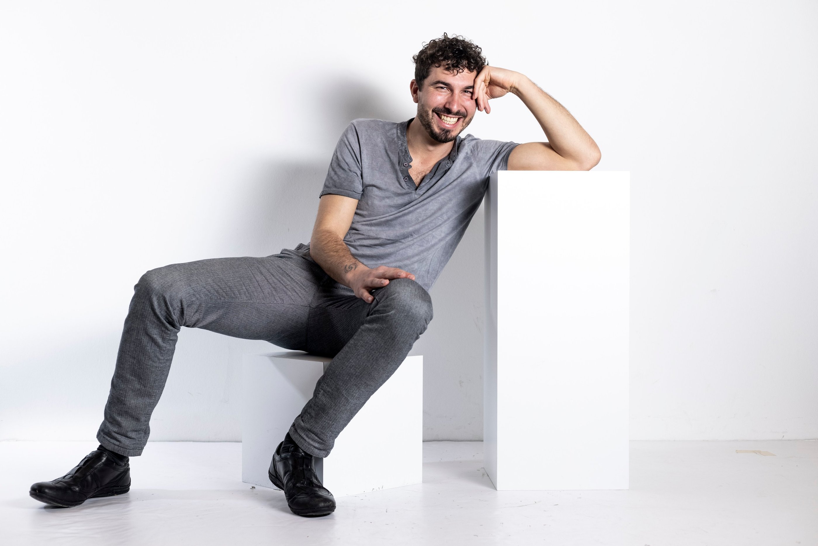 Selbstführungs Mentor für Persönlichkeitsentwicklung & Souveränität sitzt und lacht