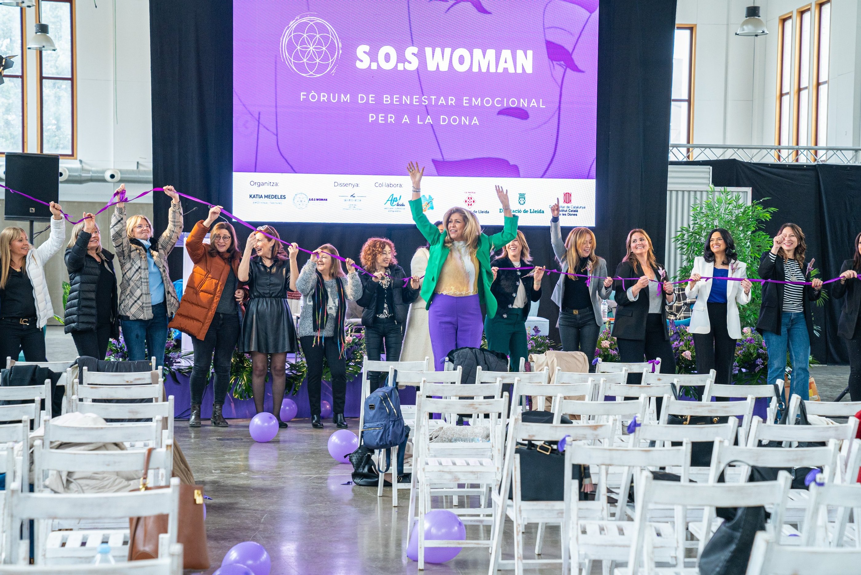 Mujeres disfrutando de experiencia inmersiva con Katia Medeles. Método Umbral