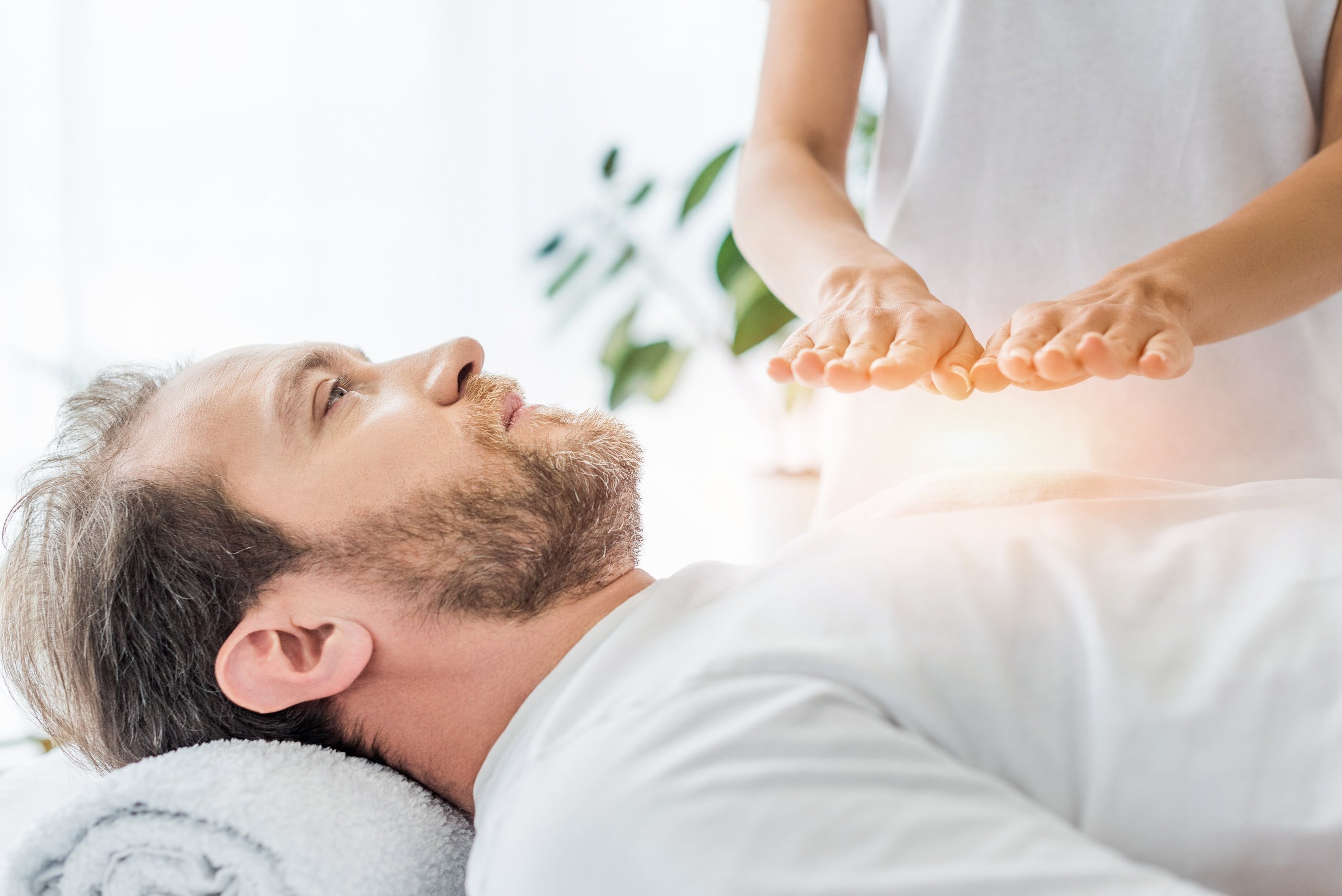 séance de magnétisme, deux mains au dessus d'une personne allongée sur le dos